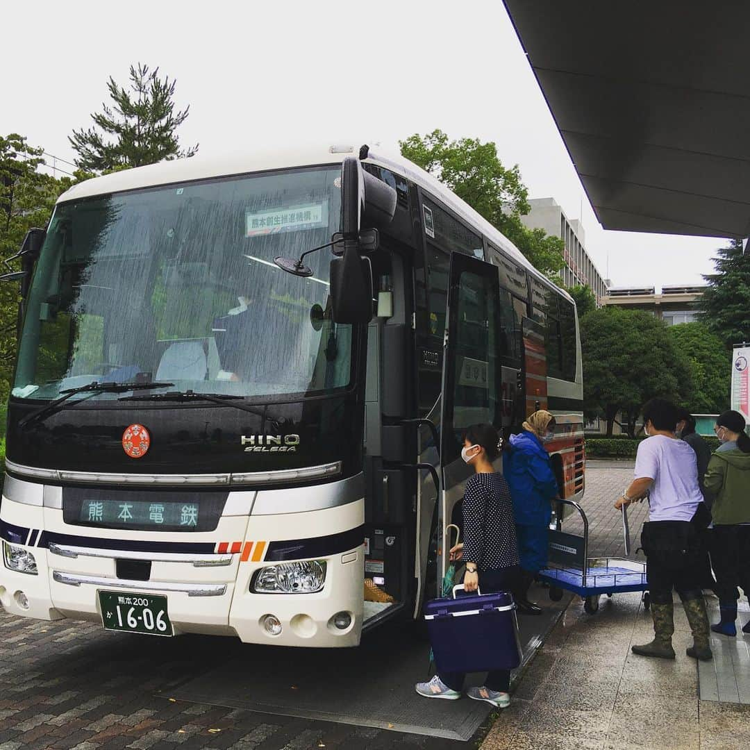 Kumamoto COC+のインスタグラム：「今日の機構引率学生ボランティアは芦北町へ。行ってらっしゃい。気をつけて！地域連携部門長もお見送りです。 熊本創生推進機構引率の学生ボランティアは、日本財団学生ボランティアセンターGakvoの支援を受けて活動しています。ご支援感謝致します。  #熊本大学 #学生ボランティア #Gakuvo #芦北町」