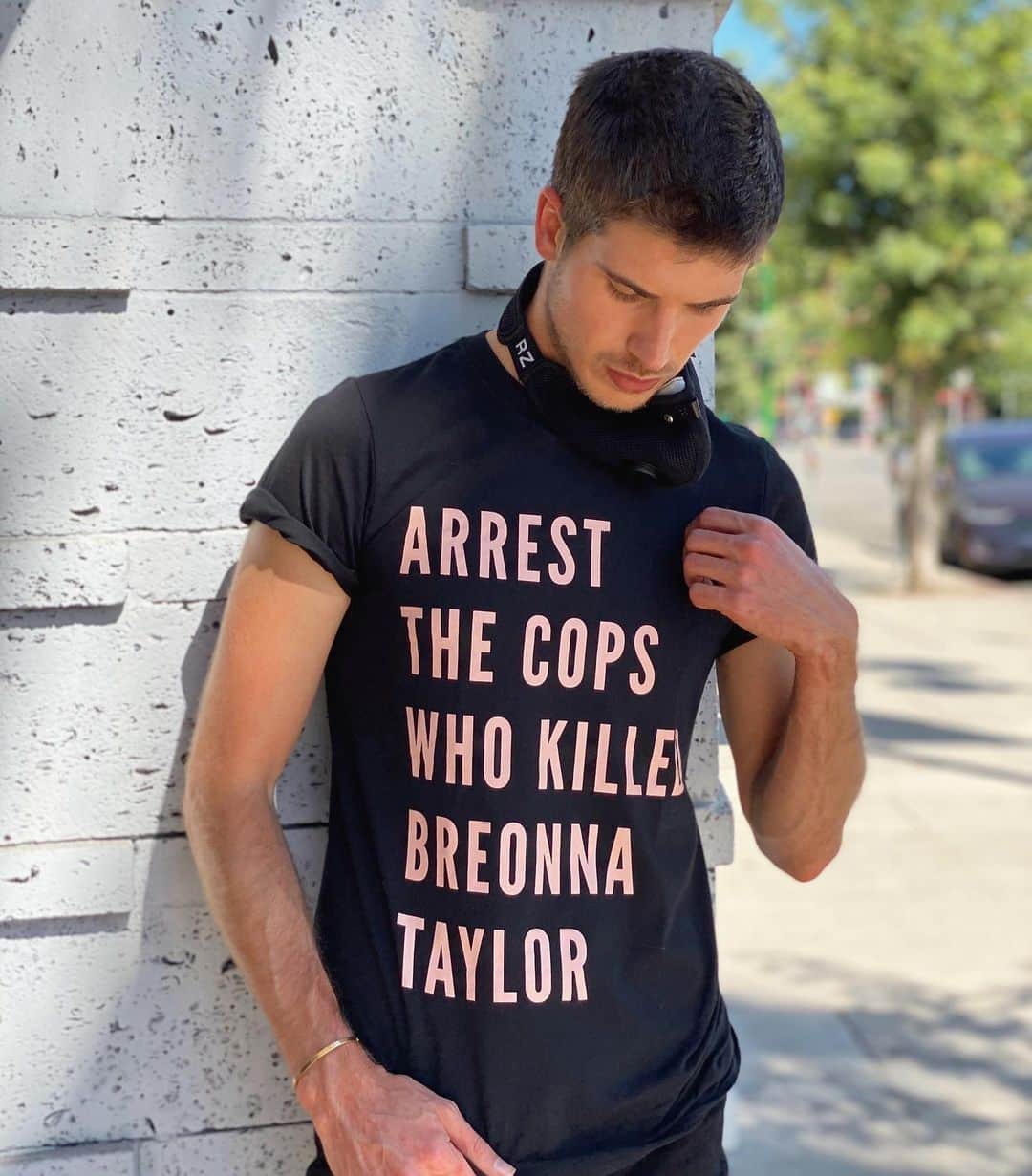 ジョーイ・グレーセッファのインスタグラム：「It’s been 150 days since Breonna Taylor was murdered in her home by Jonathan Mattingly, Brett Hankison, and Myles Cosgrove—and her killers have not been charged. Too often Black women who die from police violence are forgotten. Let’s stay loud, keep demanding justice for Breonna and her family, and SAY HER NAME. Proud to stand with WNBA players in joining this campaign, created by @phenomenal in partnership with the Breonna Taylor Foundation, to which all profits from tees will be donated. Art by @arlyn.garcia」