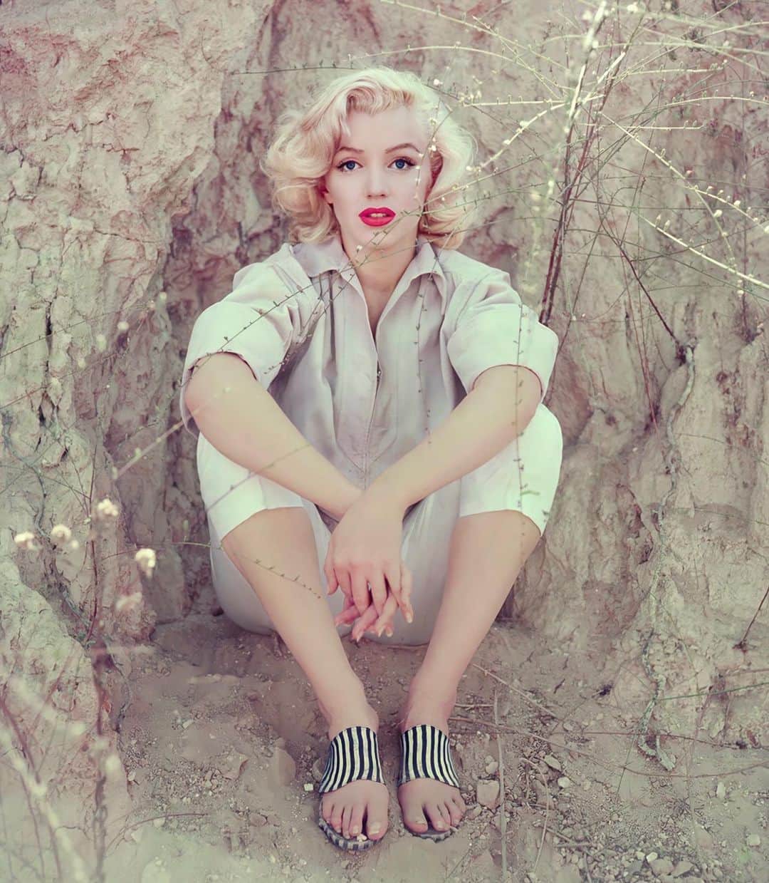 のインスタグラム：「Beautiful Marilyn photographed by Milton Greene in 1953.🧡 #marilynmonroe」