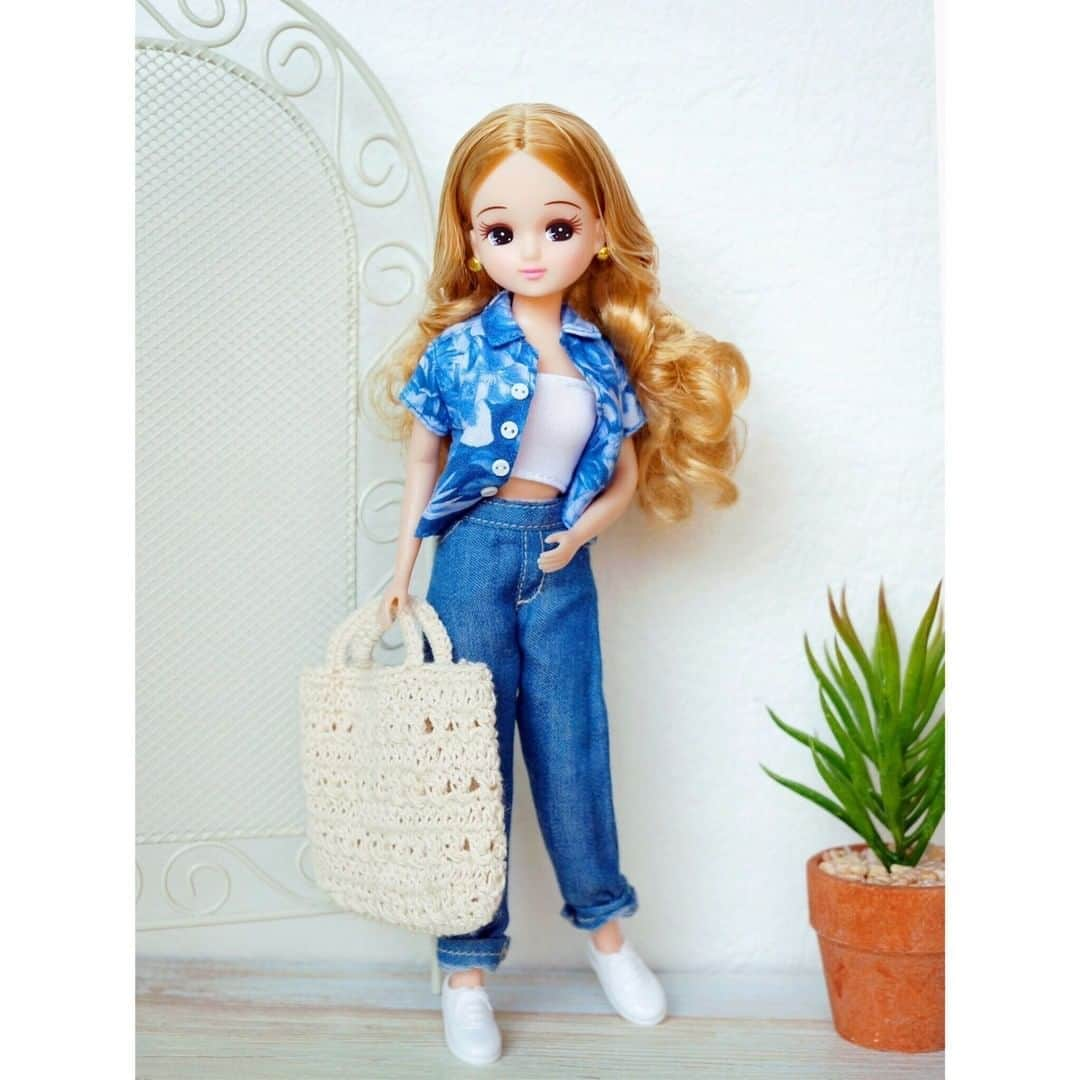 リカちゃんさんのインスタグラム写真 - (リカちゃんInstagram)「Today's #outfit is a big bag, a #Hawaiianshirt, and denim ♪ 今年は大きなバッグがトレンドの予感☆ 素材も夏らしくて軽やかでしょ？♡ #ハワイアンシャツ のヘルシーな肌見せとデニムで…アロハー♪ うふふ☆ #ootd #今日のコーデ #リカちゃん #fashion #ootd #hairstyle #licca #liccadoll #japanesedoll #japan #girl #instadaily #instagood #instagramjapan #instagram」8月11日 8時20分 - bonjour_licca