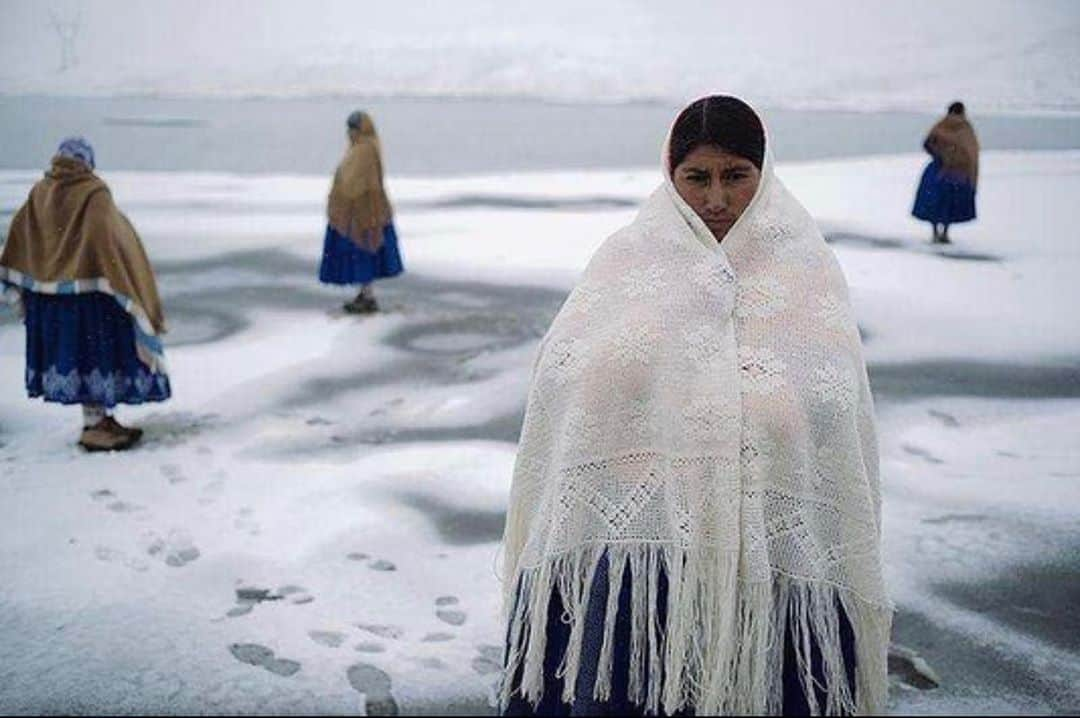 トームさんのインスタグラム写真 - (トームInstagram)「,151 likes karlamartinezdesalas Las cholitas escaladoras de Bolivia 🇧🇴📸 Yumna Al-Arashi @iconoclast_image dirección creativa: @lookstudiosnyc @voguemexico #diainternacionaldepueblosindigenas #bolivia」8月11日 8時13分 - tomenyc