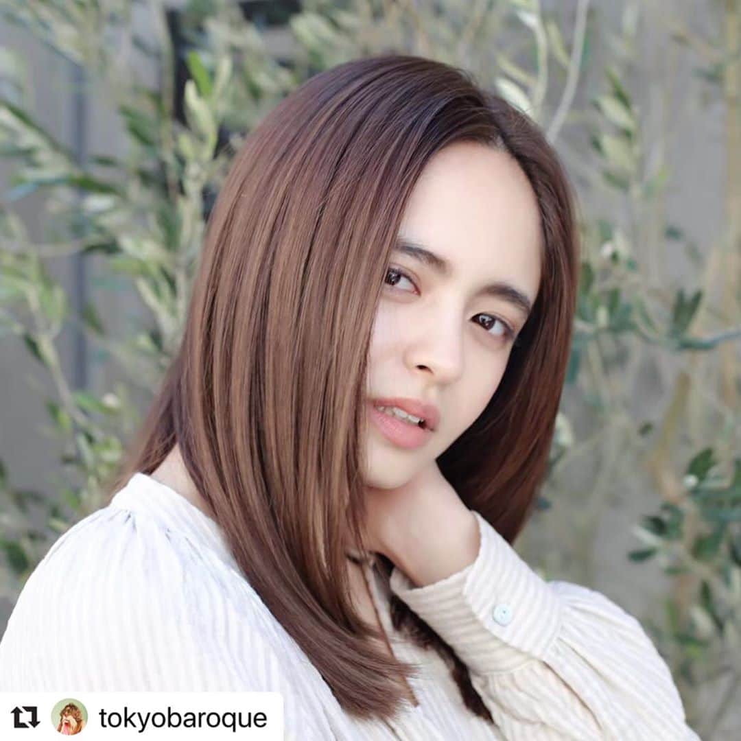THROW 【スロウ】さんのインスタグラム写真 - (THROW 【スロウ】Instagram)「#Repost @tokyobaroque with @make_repost ・・・ 【BAROQUE TOKYO】  【throwカラーで夏にオシャレを楽しもう💕】  ☑︎International hair salon in Tokyo ☑︎ Specialize Original Straightening ☑︎ Strong in Balayage highlights ☑︎English Speaking hair stylist is available ———————————————————- ◎ロンドンで大人気のヘアサロンBAROQUE Hair が表参道に上陸！◎ ☑︎大人の上質ヘアサロン ☑︎オリジナル髪質改善トリートメント ☑︎国内外で活躍するインターナショナルヘアスタイリスト在籍 ———————————————————- Baroque hair では、ライフスタイルや骨格、髪質、クセなど一人ひとりのお客様に合わせたオーダーメイドデザインが大人気のヘアサロン。 　またオリジナルバロック縮毛矯正やサイエンスアクアトリートメントなど、クセ、ダメージ、パサつきなど気になる方に最適なサービスを提供しております。 また海外のトレンドをいち早く取り入れた外国人風カラーはたくさんの国内外のお客様から高評価頂いております！ 表参道にある大人の上質ヘアサロン【Baroque Tokyo】で皆様のご来店を心よりお待ちしております。 ———————————————————————- #表参道美容室  #表参道美容院  #表参道美容師 #渋谷美容室  #原宿美容室  #throwcolor  #スロウカラー  #マージカラー  #ミディアムヘア  #ロブヘア  #外国人風白髪染め  #夏カラー  #ブリーチカラー  #ハイライトヘア  #ハイライトローライト  #ベージュカラー  #ミディアムヘアー  #オシャレカラー  #tokyolife  #tokyolifestyle  #tokyo🇯🇵  #tokyohairstylist  #jeniferlawrence #tokyohairdresser  #roppongi  #omotesando  #shibuya #hairsalonintokyo  #tokyohairsalon」8月11日 8時15分 - throwcolor