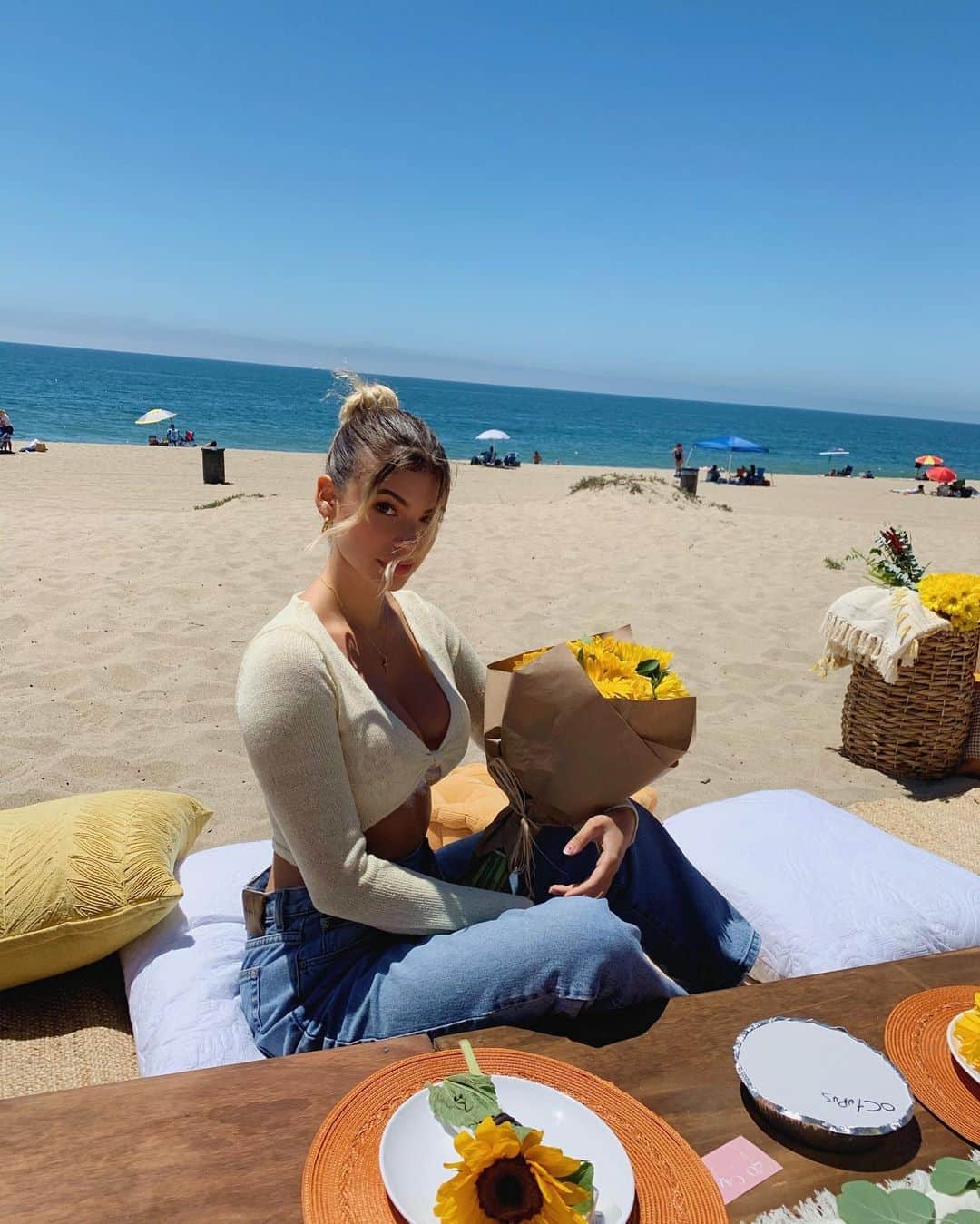 ケルシーのインスタグラム：「beach picnic happy bday @g1avasis :) @revolve #revolvesummer」