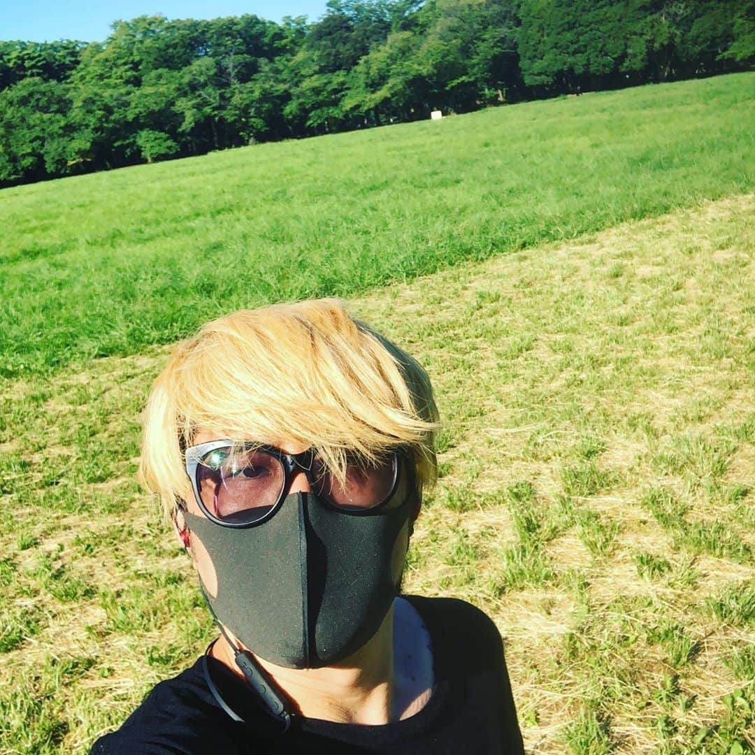 橋本塁さんのインスタグラム写真 - (橋本塁Instagram)「おはようございます！朝ラン終了！ 今日も快晴で暑くて走りやすかったです！ 心身共に健康で！ 午前中は通販発送作業→写真展コロナ対策備品買い出し→エアコン買い物→サウナへ！  #stingrun #朝ラン #玉ラン #adidas #adidasultraboost  #run #running #ランニング　#心身ともに健康に #代々木公園 #lifeguard」8月11日 8時31分 - ruihashimoto