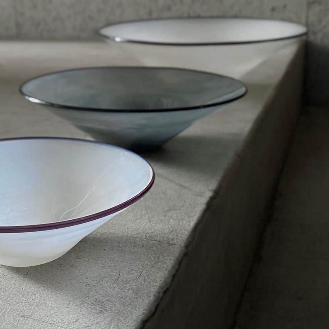 のインスタグラム：「#Repost @amahare_shokudo ・・・ kasumi bowl 【fresco】   お盆休みをいただいておりますが、online shop 雨晴食堂ではご注文を承っております。  ※お盆休みを挟むため8月17日（月）以降順次発送させて頂きます旨ご了承ください。 ※ご注文や発送に関するお問い合わせのお返事も8月17日（月）以降となります旨ご了承ください。  #fresco #辻野剛 #studio_fresco #大阪 #ガラス #硝子   #うつわ ﻿ #雨晴食堂 #雨晴 #amahare  #くらし #インテリア #工芸 #日本  #白金台﻿﻿﻿﻿﻿ #shirokanedai #lifestyle #interior #japanesecraft﻿﻿﻿﻿ #雨の日も晴れの日も」