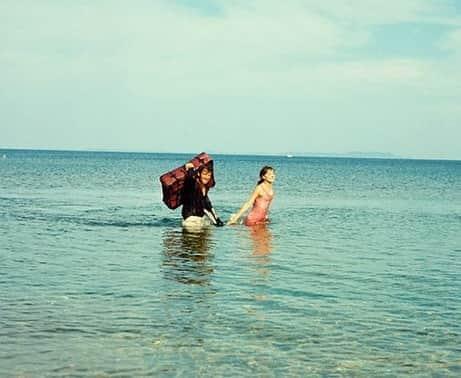 大森美希さんのインスタグラム写真 - (大森美希Instagram)「Today’s film “Pierrot le Fou” by Jean-Luc Godard, Starring Anna Karina, Jean-Paul Belmondo (1965)  今日の映画 『気狂いピエロ』ジャン=リュック・ゴダール監督、ジャン=ポール・ベルモンド、アンナ・カリーナ出演 (1965年)  #pierrotlefou #jeanlucgodard #godard #annakarina #jeanpaulbelmondo #nouvellevague #frenchnewwave #film #frenchmovie #cinema #60sstyle #60sfashion #mood  #今日の映画 #気狂いピエロ #ジャンリュックゴダール #ゴダール #ヌーベルバーグ #ヌーヴェルヴァーグ #フランス映画 #シネマ #ジャンポールベルモンド #アンナカリーナ #60年代ファッション #パリ #パリ生活 #今日のムード #スタイルアイコン #映画 #映画好き」8月11日 8時40分 - mikiomori_