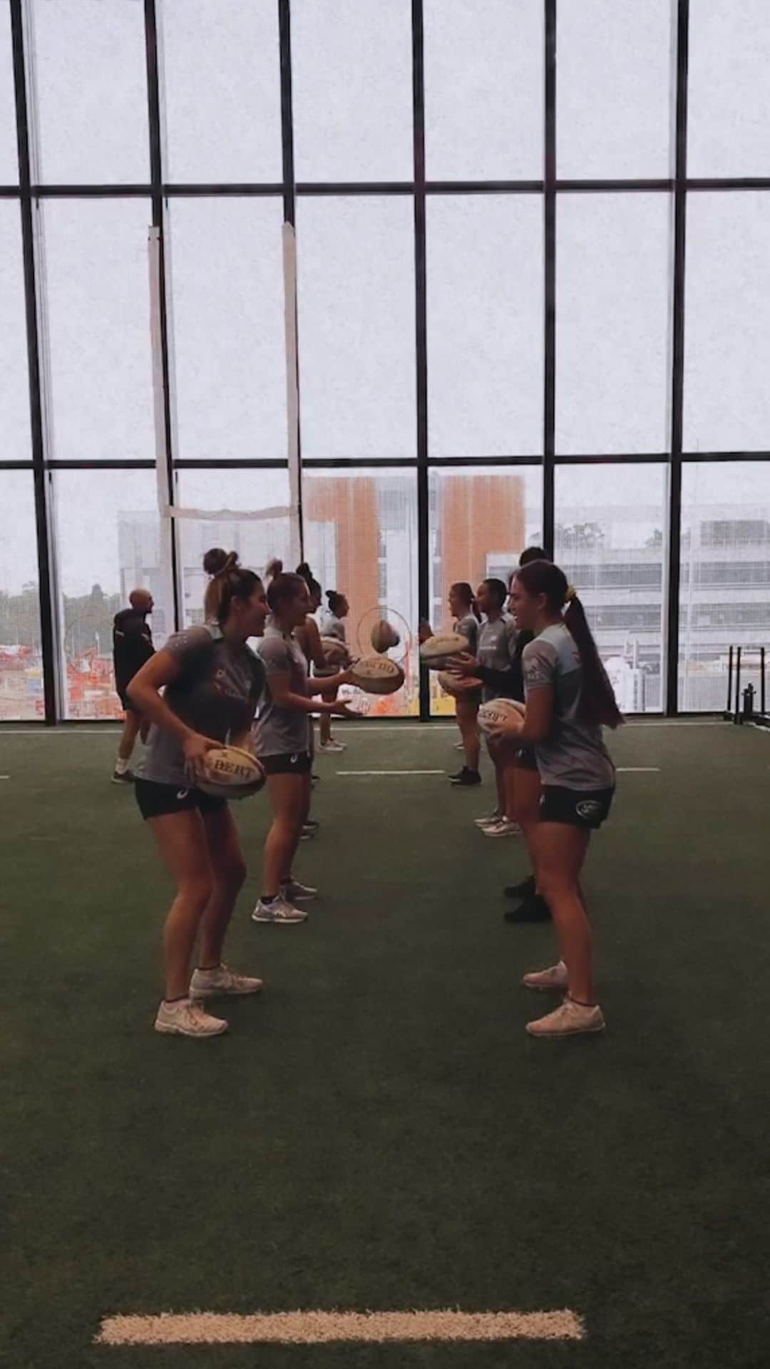 シャルロッテ・キャスリックのインスタグラム：「BASICS @aussie7s」