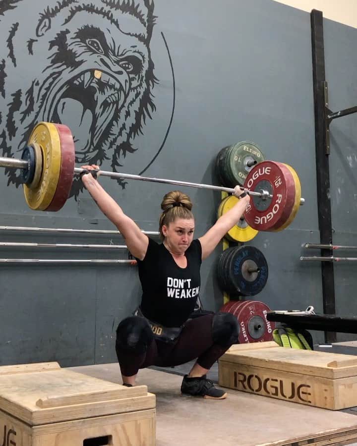 マッティ・ロジャーズのインスタグラム：「It’s one thing to hit a weight once. It’s another when those weights become routine, almost weekly work set weights in your training. That’s when things get exciting.  109/106/135 from today’s sessions. BW 76.7.  @roguefitness @2poodperformance @catalystathletics @aimees2cents @xendurance @romwod @rpstrength」