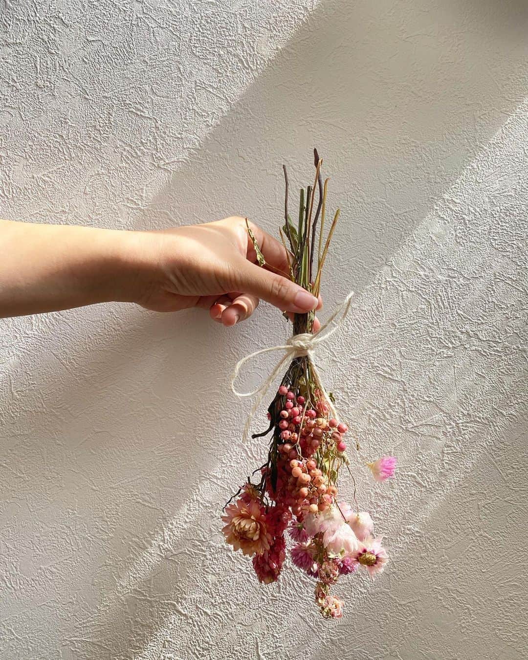 LOVEGREEN -植物と暮らしを豊かに。さんのインスタグラム写真 - (LOVEGREEN -植物と暮らしを豊かに。Instagram)「［ドライフラワーを楽しむ］ . 休日は、ドライフラワーでガーランドを作れるセットでちょっとしたDIY！ . 【ガーランドのセット内容】 ・たっぷりのドライフラワー ・紐 2本 ・クリップ 4個 . ［楽しみ方］ ①ガーランド 好きな花を4つピックアップ。 紐にクリップでつけていくだけで完成！ . ②スワッグ ドライフラワーがたっぷり入っているので、お気に入りのカタチに整えて、もう一本の紐を使ってまとめれば、スワッグの完成！ . ③一輪挿しに活ける それでも数本余りそう。となったら、一輪挿しに活けてみよう！ __________ . ドライフラワーは飾り方が様々っ☺️ . 自分好みの飾り方を見つけて、お部屋を彩ろう✨ . 写真や動画をタップすると、商品情報を見ることができます🌿 .  #ガーランド#ドライフラワー#ドライフラワーのある暮らし#花が好き#花のある暮らし#シンプルな暮らし #シンプルライフ #暮らしを楽しむ #日々の暮らし #賃貸暮らし #マンション暮らし #植物 #植物のある暮らし #植物のある生活 #インテリア好き #インテリア植物 #インテリア #リビング#スワッグ#一人暮らし部屋 #インテリア好き #インテリア小物#フラワーベース#花瓶#一輪挿し#スワッグ」8月11日 9時01分 - lovegreen_official