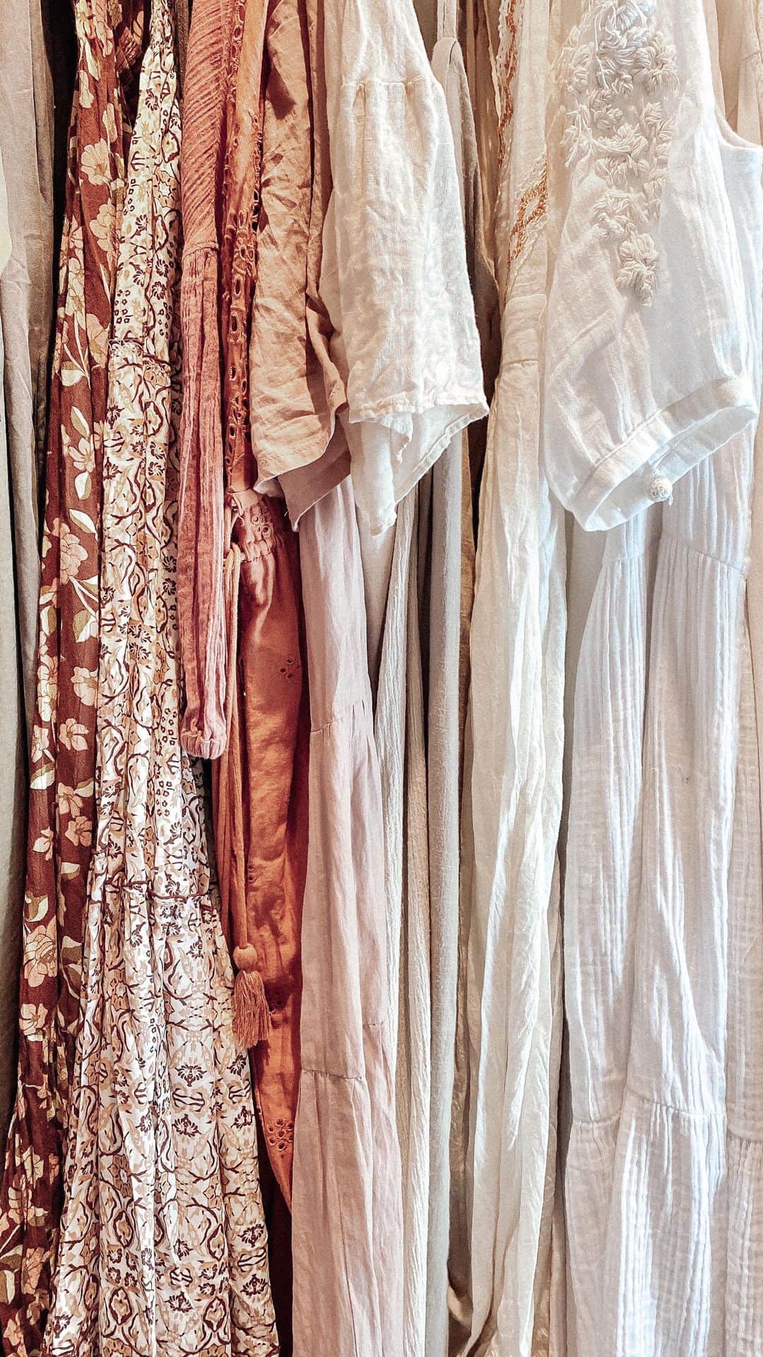 Manamiのインスタグラム：「cleaned up my closet👗👖👚👜💫 ㅤ @aya.jima 先生にお片付けレクチャーしてもらったら クローゼットだけでゴミ袋6袋出た🙀✨ ぎゅーぎゅーだったクローゼットが超スッキリ😻‼️✨ 気分までスッキリでhappyだわ〜😽🌟 昨日はクローゼットしか出来なかったから、 お家全部スッキリさせよ〜っと🌟  Aya先生、掃除熱に火をつけてくれてありがとう🙏🏽💖 お手伝いしてくれた @sachi_918 もありがとう🙏🏽💗  不必要なものを手放すと、必要なものが入ってくる そんな気がする〜💫  #マナシカの家」
