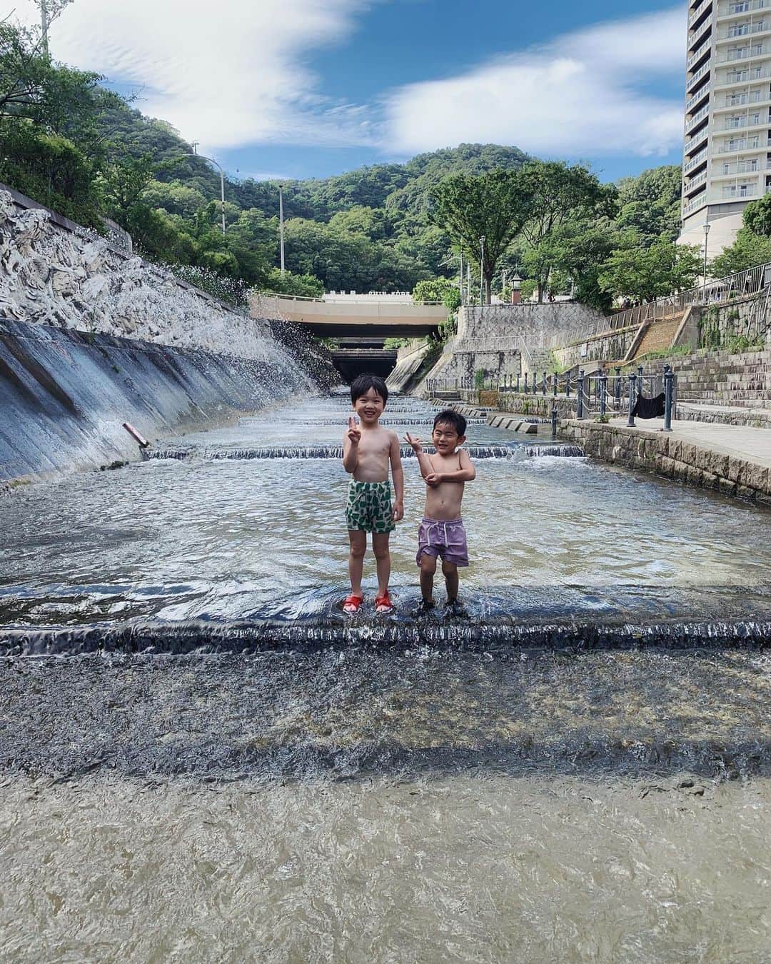 ジュジュのインスタグラム：「布引の滝がすんごい人やったから、 生田川に移動🏃‍♀️ . 橋の下は涼しいし、余り誰も居なくて、今の時期の遊びには最高でした♫  とにかく子供達が仲良くて、何時間もハッスル🤍 . 天然スライダーで遊んだり、虫取ったり、滝みたいなんに打たれたり、なんやかんやで全て楽しそうだったー♫ . . そして1歳コンビのやりとりも毎回ツボ😂 . 🍙が強すぎてrioがいつもタジタジww . . さて。なんやかんやで3連休が終わり#うちは毎週3連休やけど . おかん、やっと息してる火曜日。笑 . さて、切り替えて仕事がんばりますか🤍 . #最高の休日 #mgtfamday #手羽女 #カラフルおじさん #とんぼおじさん #おかん🍙の水着のサイズ間違えて #途中水着おむつ」