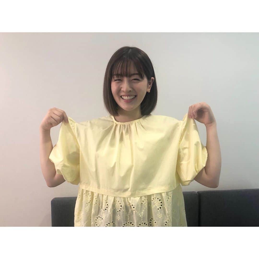 中村秀香のインスタグラム：「今朝は #すまたん  ありがとうございました(^^)  今日の衣装は、爽やかなイエロー！ パフスリーブが素敵でした🍋  明日も #すまたん よろしくお願い致します！！」