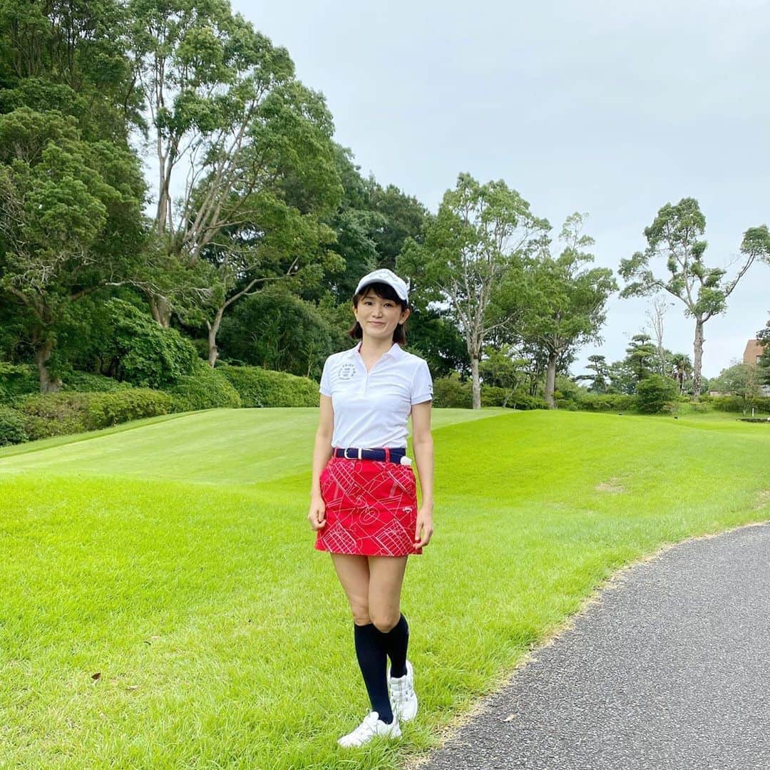 胃腸良子さんのインスタグラム写真 - (胃腸良子Instagram)「夏休みはゴルフ⛳️ 今年2回目の大栄カントリー！ 素敵な皆様とご一緒させていただきました🤗  ・  私以外みんな8、90でまわる上級者。1人120でクラブ持って走ってます。 コロナ自粛から練習してなかったからスイングもボロボロ。 でも上手い人のプレイをみていると勉強になりますね💪 もっと頑張って練習しよ。目指せ110！  ・  #ゴルフ #ゴルフ女子  #ゴルフスイング  #ゴルフウェア  #ゴルフコーデ  #下手の横好き #大栄カントリー #お休みの日の過ごし方  #ラウンド #夏休み #夏休みの過ごし方」8月11日 9時17分 - kimiyo.f