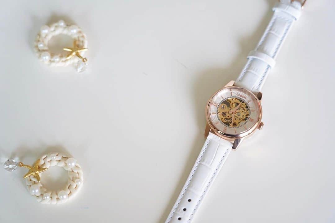 野澤 琢眞（Takuma Nozawa）のインスタグラム：「【提供】 @loborjapan の時計は女性の手元を輝かせてくれます。これちらはうちの女性スタイリストにプレゼントしました✨ #lobor #ロバー #腕時計 #時計 #手元倶楽部  クーポンコードは、 【takucez】 ご使用で10パーセントオフになります。 (クーポン使用期限は本日より1年間)」