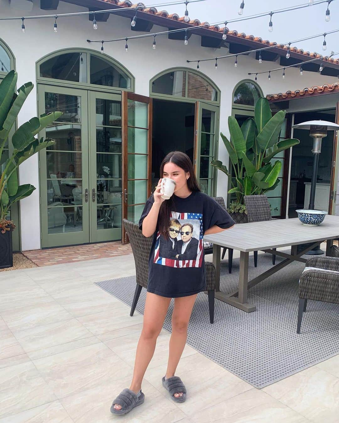 ランドリー・ベンダーのインスタグラム：「elton john & billy joel t shirt, slippers, and a latte. I’ve never felt more alive.」