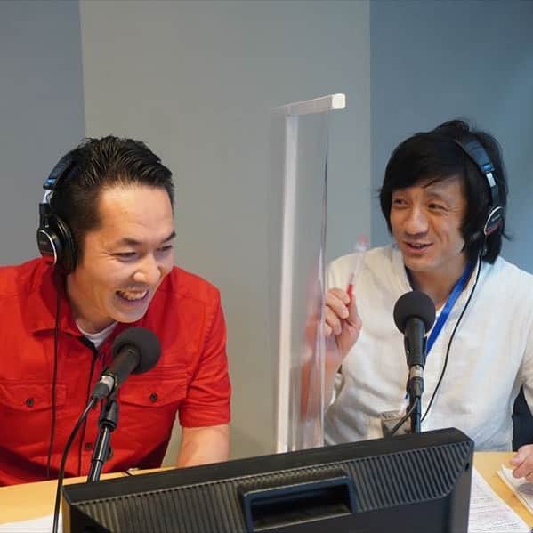 上田昌幸のインスタグラム：「ソーシャルディスタンスしながらラジオ📻  #渋谷のラジオ #毎週月曜日15時 #ジャッキーちゃんと #いつも香港から来てくれてる🤣 #紅白でめでたいね🎉 #YouTube大喜利」