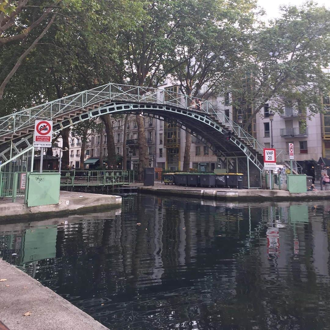 大森美希さんのインスタグラム写真 - (大森美希Instagram)「Canal Saint-Martin  Depuis lundi matin, le port du masque est obligatoire dans certaines zones extérieures à Paris...😷  月曜日の朝からパリの決められた通りや屋外マルシェでの11歳以上の歩行者のマスク着用が義務化された。全部の通りではないのでリストをチェックしなければならず、ちょっと面倒くさい。罰金135ユーロ💶  #canalsaintmartin #paris #canicule2020 #été #heatwave #vacances #holiday #parislife #leportdumasqueestobligatoire #pariswalk #cestlavie #parislifestyle #サンマルタン運河 #パリ #パリ散歩 #パリところどころ #パリを歩く #パリ暑い #夏休み #バカンス #パリ生活 #パリの夏 #海外生活」8月11日 9時28分 - mikiomori_