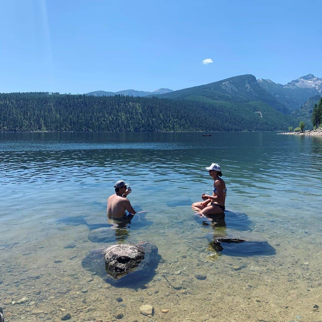 エイプリル・ロスさんのインスタグラム写真 - (エイプリル・ロスInstagram)「Unwind: complete ✔️  Always a great time at the Marshall cabin 🏡⛰☀️⛱ with @amy.ross.marshall and crew ❤️ but this was my first time to MT in the summer and it was even more😍🙌🏼🙏🏼」8月11日 9時29分 - aprilrossbeach