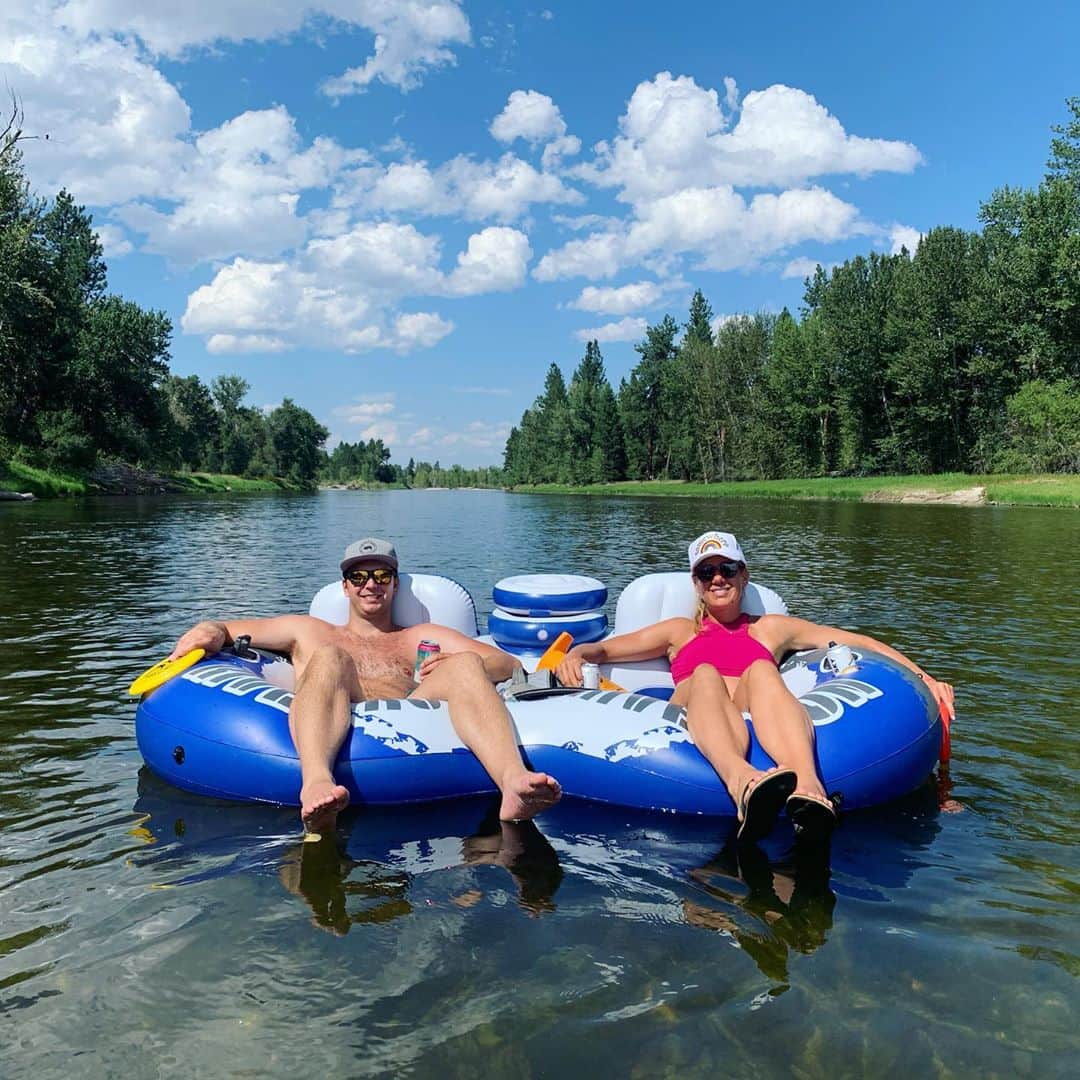 エイプリル・ロスのインスタグラム：「Unwind: complete ✔️  Always a great time at the Marshall cabin 🏡⛰☀️⛱ with @amy.ross.marshall and crew ❤️ but this was my first time to MT in the summer and it was even more😍🙌🏼🙏🏼」