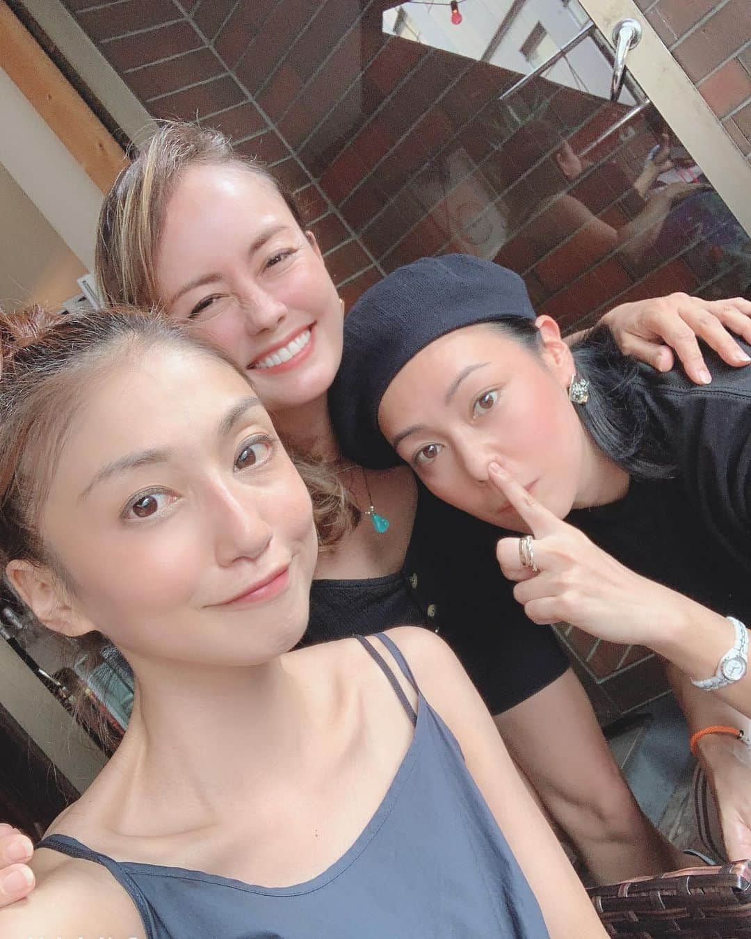 中川愛海さんのインスタグラム写真 - (中川愛海Instagram)「くるりで海鮮バーベキューをした！ 今年は海行けないし、磯の香りを感じたくサザエや熱海で買ってきたら干物など焼いて海を感じました。 テラスでバーベキューしてたら目を瞑れば目の前海感になれた🌊 楽しかったー そしてひとみん素敵なアワビのお土産ありがとう😊 さて次は何をして夏を感じようかなー @ami_nakagawa_  @erichin73  @hitomi4846  #中川愛海 #一日一回カンパイ #恵比寿bbq #恵比寿くるり #くるり恵比寿 #恵比寿たこ焼き」8月11日 9時33分 - ami_nakagawa_