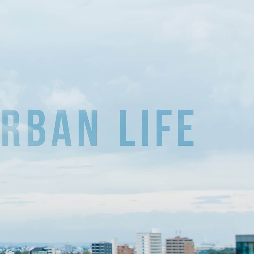 Felisi Japan 〔フェリージ〕さんのインスタグラム写真 - (Felisi Japan 〔フェリージ〕Instagram)「【UPDATE YOUR URBAN LIFE】 . 都市で生きる、働くことを、再定義しよう。 . 2020年はきっと、都市で生きる人にとって、 大きな価値観の転換点になります。 働き方も、遊び方も、おそらく変わっていくことでしょう。 . でも、その変化をネガティブに考えるか、 ポジティブに楽しむかはその人次第。 そしてフェリージは、 ポジティブな未来を見つめる大人のアナタを応援したい。 だから今回は“URBAN”をテーマに、 ビジネス、デイリー、トラベルと、 新しいスタイルの提案をします。 . . ▶︎詳しくはプロフィールページからもご覧いただけます。 . . . #felisi #bag #urbanlife #fw20 #newseries #totebag #bostonbag #shoulderbag #フェリージ #アーバンライフ #秋冬新作 #新シリーズ #トートバッグ #ショルダーバッグ #キャンバスバッグ #撥水キャンバス #撥水素材 #かばん #バッグ #鞄」8月11日 9時33分 - felisi_japan