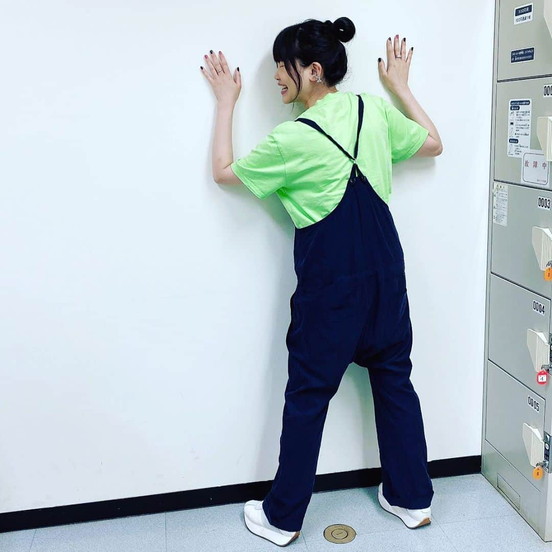 吉岡聖恵さんのインスタグラム写真 - (吉岡聖恵Instagram)「昨日はJ-WAVEさんにて、いきものの９時間生放送番組だった✌️  「聖恵の部屋」には武井壮さん🏋️‍♂️、緑黄色社会からはるこちゃんと小林くん🍅、久々すぎる川島海荷ちゃん💕  楽しくて、、✨大感謝✨✨  そして。 ９月１９日（土）１８時から❗️ デジタルフェスやります🌈🌈🌈 夏を一緒に楽しみませんか？  さぁて今日は、今日も暑そうだ❗️  水分補給しっかりしていこうね🐬🐳🐋  #いきものがかり #結成20周年 #BSいきものがかり #DIGITALFES2020 #デジタルフェス」8月11日 9時46分 - kiyoe_yoshioka_official