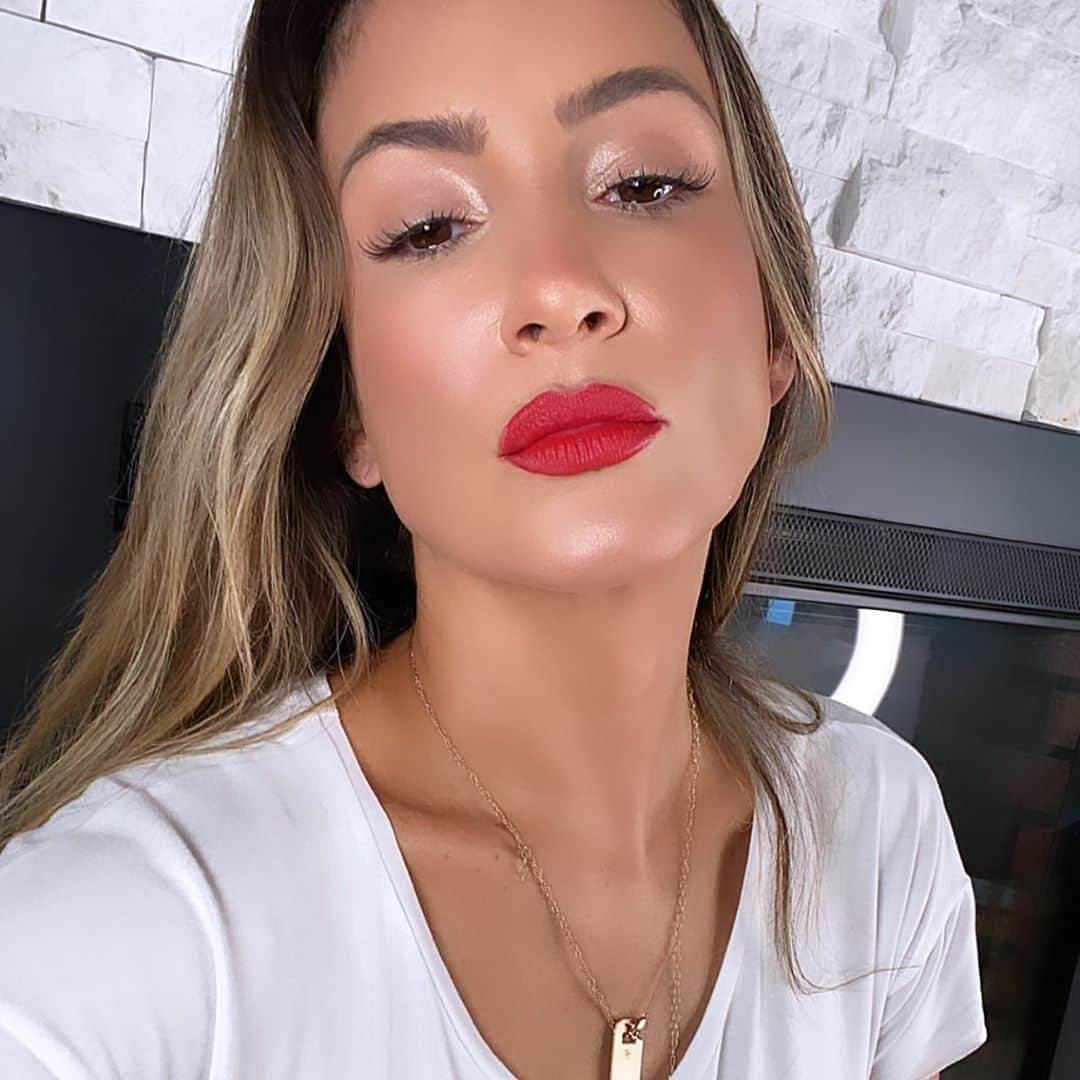 Claudia Leitteのインスタグラム：「Tiranu onda, maquiadinha na quarentena! 😌」