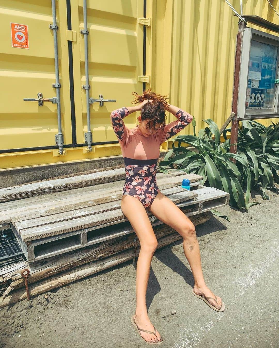 のインスタグラム：「🌞🌻🌴 ・ ・ おはよ🌞🌿 ・ 今日もめちゃくちゃ暑くなりそうだね😵💦 熱中症に気をつけないと🥵 ・ ・ すでに腕が丸こげだから @alexiastam_official のラッシュワンピは海に入る時に重宝しそう🥰♥️ ・ ・ お盆はちょっと海入るの怖いから、 来週は海入れたらいいなー🙂✨ ・ ・ ・ #alexiastam #alexiastambeachtrip #ラッシュガード #水着 #サーフィン #サーフィン女子 #茅ヶ崎」