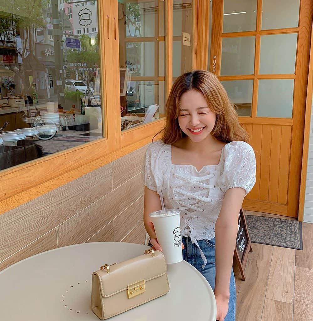 Chuuのインスタグラム：「이 비가 그치면 입고 싶은 1순위 블라우스🌿 아일렛 스트랩과 펀칭 디테일로 사랑스러움 가득한 블라우스에요...! 볼륨감 있는 어깨 퍼프로 매력적인 직각어깨 핏을 만들어 줘요❣️ _ 💌디프 아일렛 자수 blouse」