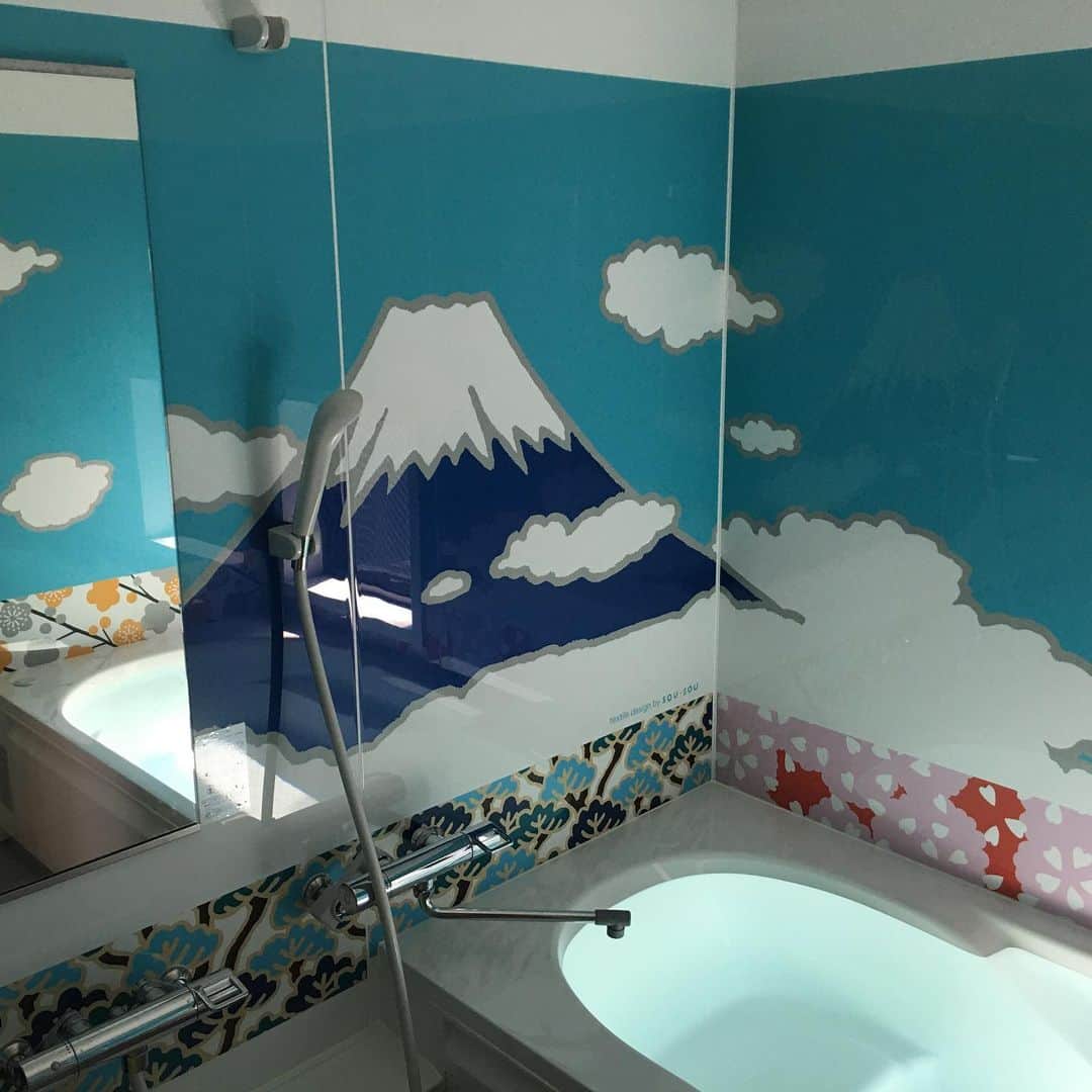 のインスタグラム：「今回の金沢のお宿はこちらの、お風呂場に描かれた富士山が遊び心あって @kanazawa.tabi_ne  の #hyotan旅音 にしました♡  旅の疲れを癒してくれるお風呂場は、宿を決める際のポイント^_^」