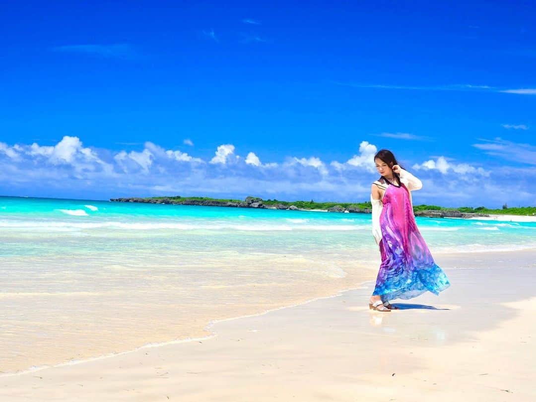 真木今日子のインスタグラム：「#沖縄 の海が恋しい… から綺麗な#ビーチ の写真を最近めっちゃ見ちゃう_(:3ゝ∠)_  #宮古島 #伊良部島 #okinawa #miyakojima」