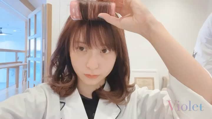 前原穂高のインスタグラム：「前髪はストンとおろしたままでも周りだけふんわりさせると可愛い😍 もっと横のリバースにする毛の量がたくさんあっても韓国っぽくて可愛いかもね✨️ ㅤㅤㅤ #韓国ヘア#韓国人風ヘア#愛の不時着#niziu#twice#韓国コスメ#niziproject#根元パーマ #ヨシンモリ #ヨシン巻き #美容室Violet #美容師 #表参道  #栄 #横浜 #美容室 #表参道美容室 #横浜美容室 #栄美容室 #ヘア #ヘアスタイル #ヘアアレンジ #ヘアカラー  #hair #hairstyle #髪型 #ほだかっと #ほだからー #前原穂高 @violet_hairsalon ㅤㅤㅤ ☆前原穂高店舗出勤スケジュール☆ 表参道店勤務→🗼 横浜店勤務→⚓️ 名古屋店勤務→☕️ 8月12日(水)🗼 8月13日(木)🗼 8月14日(金)🗼 8月15日(土)🗼 8月16日(日)🗼 8月20日(木)⚓️ 8月21日(金)🗼 8月22日(土)🗼 8月23日(日)🗼 8月28日(金)🗼 8月29日(土)🗼 8月30日(日)🗼」
