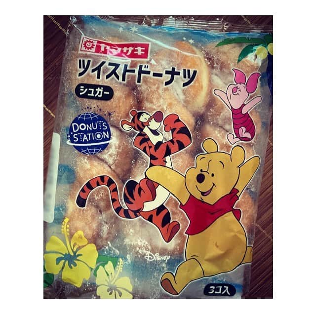 睦のインスタグラム：「やっと、 ゲットできましたぁ😍  私の行動範囲の スーパー系では 一切見つからず😢  もう諦めてたら。  年下の友人が、 見つけました❗️と 嬉しい連絡😆  きゃーーーー😍  受け取りながら、 ゆっくり お茶したいのは やまやまだけどぉ😣  車で行って、 自宅前で、 サクッと。  お礼も兼ねた 物々交換で😊  早く一緒に、 いっぱい 遊びたいね〜👍  見つけてくれて、 本当に ありがとう🥰  早速、 夏バテしてるけど、 元気もらえましたぁ☺️  #ヤマザキパン  #ヤマザキ  #ツイスト  #ドーナツ  #donuts  #station  #ドーナッツ  #念願の  #donut  #letter  #gift  #present  #friend  #友達　 #ギフト  #pooh  #winniethepooh  #プーさん　 #くまのプーさん　 #贈り物  #プレゼント  #twist  #物々交換　 #ssw  #singersongwriter  #artist  #lyricist  #singer  #井上睦都実 #睦」