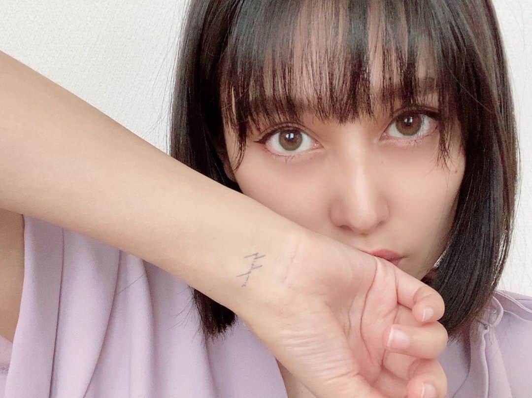 のインスタグラム：「タトゥーシール  駄菓子屋さんに 売ってた刺青シールを思い出す佐藤  知ってる？  透けない袋に入ってて 開けるまで分からないやつ。  髑髏の口から蛇とか、 刺々しい薔薇とか(笑　 自分には似合わないと分かってるんだけど、なんでかそのタブーな感じに惹かれて集めたりして🌹  でも今のはオシャレね(笑  #tattoo #タトゥーシール#気分転換」