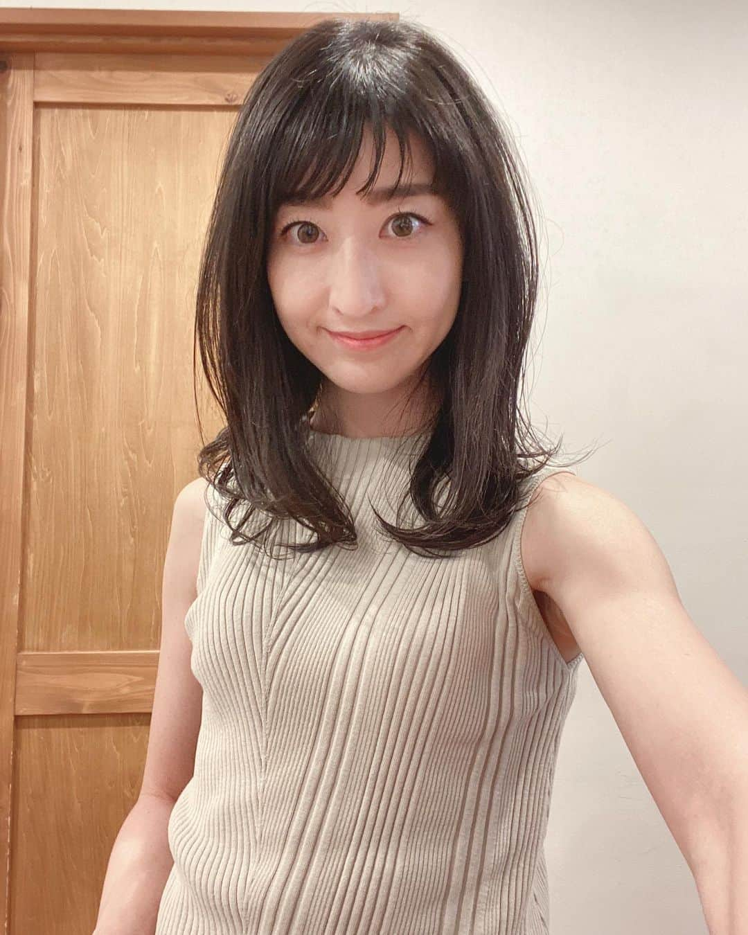 土屋香織さんのインスタグラム写真 - (土屋香織Instagram)「✂︎𝔸𝕞𝕚𝕝𝕚♡♥♡ むしむし暑くなると切りたくなるけど伸ばし中( ˘͈ ᵕ ˘͈ ) 動画で改めて見るとほんと伸びたなぁ♪ 今回も都内へ行くのは回避して @amili_morishita さんのところでお願いしました。 いつも扱いやすい素敵な髪にしてくださってありがとうございます⸜(๑⃙⃘'ᵕ'๑⃙⃘)⸝⋆︎* . . 初めてスマホの画面割ってしまったー💦 割れたとこ触ると流血するので笑 インスタの文章間違えると直しづらい😂 . . #ミディアム #アミリ #amili #ミディアムヘア #ミディアムヘアアレンジ #haircut #ヘアカット #beautycare #beautycommunity #beautyobsessed #bblogger #beautyblogger #haircare #beaustagramer #beautygram #instabeauty #kaumo_fashion #ponte_fashion #mineby3mootd #r_fashion #kurashiru #locari #mery #4meee #4yuuu #mamagirl #코디 #ootd_kob #オトナミューズ」8月11日 10時20分 - kaorintsuchiya