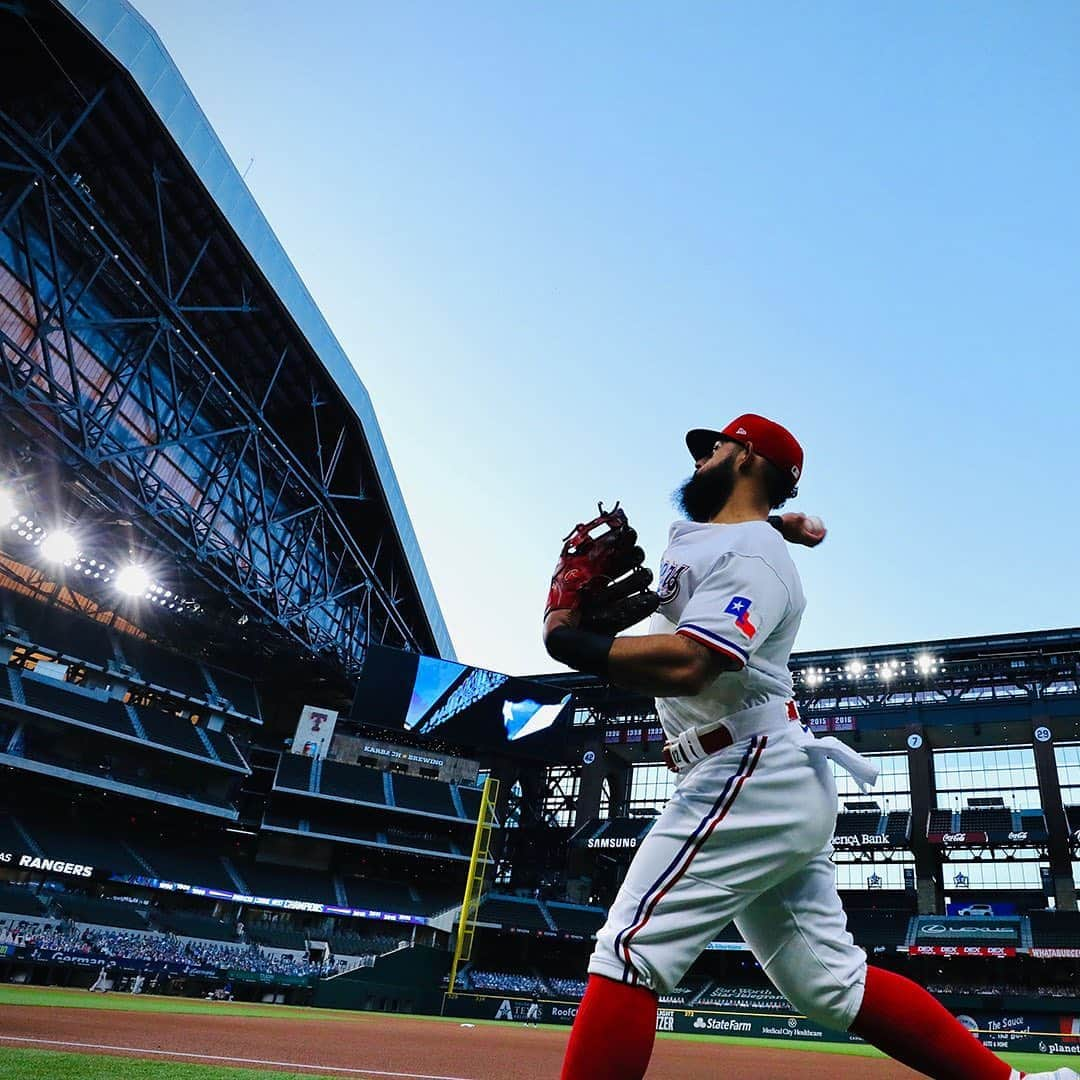 テキサス・レンジャーズさんのインスタグラム写真 - (テキサス・レンジャーズInstagram)「A perfect night for baseball. 😍」8月11日 10時21分 - rangers