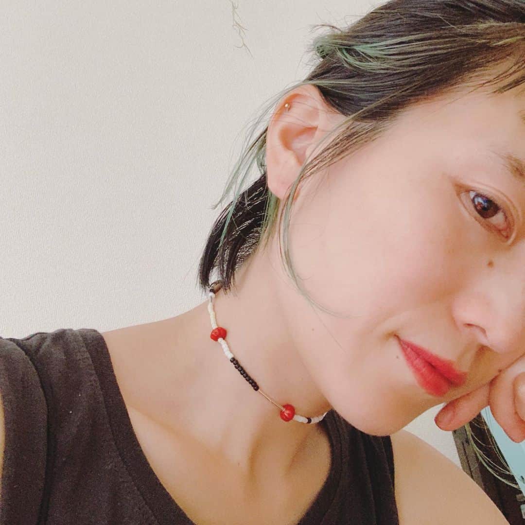 小松美緒のインスタグラム：「こんなアクセサリー私も欲しいなぁーー　 作れないなぁーーー　 誰か作ってくれないかなー笑　  と思ってたら、　 @balloontoyo__ が　 なんと作ってくれてプレゼントしてくれました🌹　 　 すごい以心伝心か！と嬉しすぎた✨　  かみさまとよさまほとけさま、ありがとう✨　  大事にします！！！」