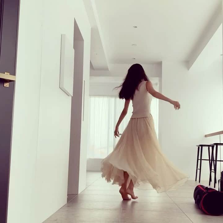 のインスタグラム：「♬♪♫♪〜💃🏻 ・ スタジオではしゃぐ😆 ・ ・ ・ #midorikuzuoka #葛岡碧 #葛岡碧動画 #myfashion」