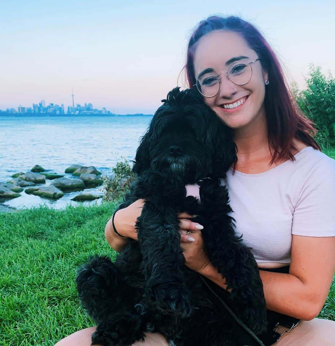 ケイトリン・オズモンドのインスタグラム：「Just a girl and her best friend in the city 🥰  • • Picnics are my favourite part of summer. Hanging out on a blanket with snacks, a few drinks, and good company, not much is better! Well I guess the view and the sunset adds an extra bonus to it!  • • 📸: @ea_rochester  #summerevenings #heatwave #healthiertogether @nulopetfood #toronto #skyline」