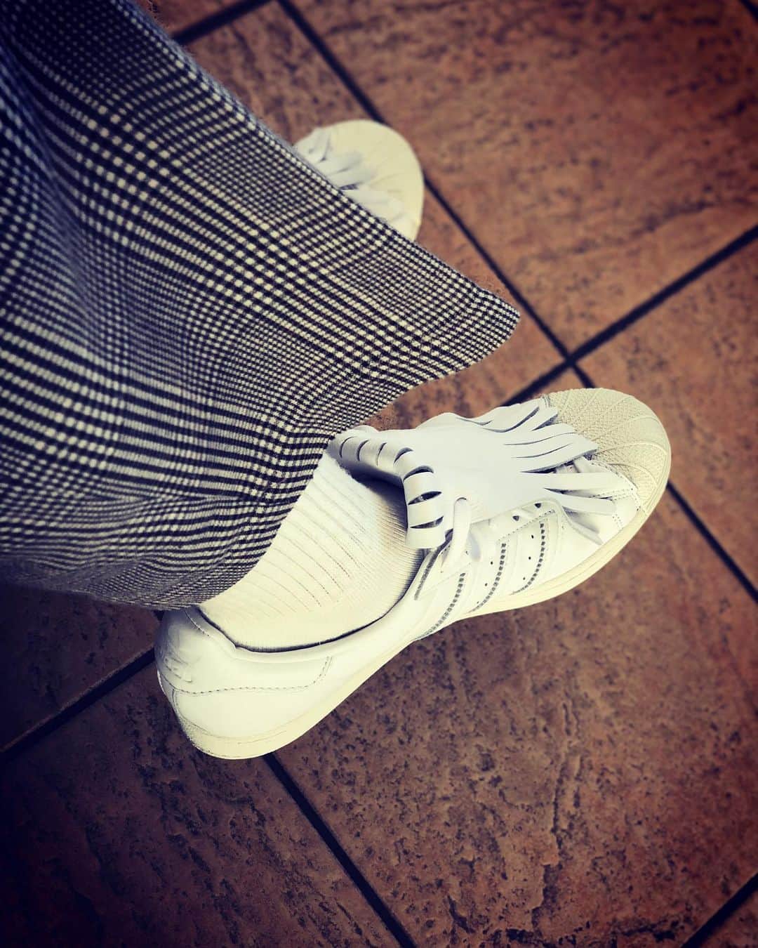 青木伸輔のインスタグラム：「履いてなかったスニーカーを舞台初日おろしてみる。うん、清らかな気持ちになります。#adidas #superstar #大きいウィメンズ」