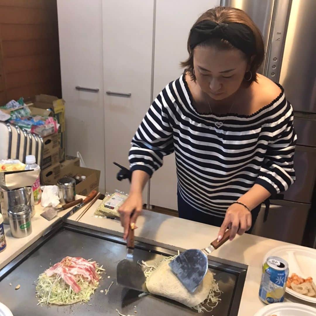 佐伯三貴のインスタグラム：「広島県民認定儀式！？笑  お好み焼き😝😆🥰👍❤️  皆さんは作れますか？🤭  #広島風お好み焼き #広島県民認定儀式　？！笑」