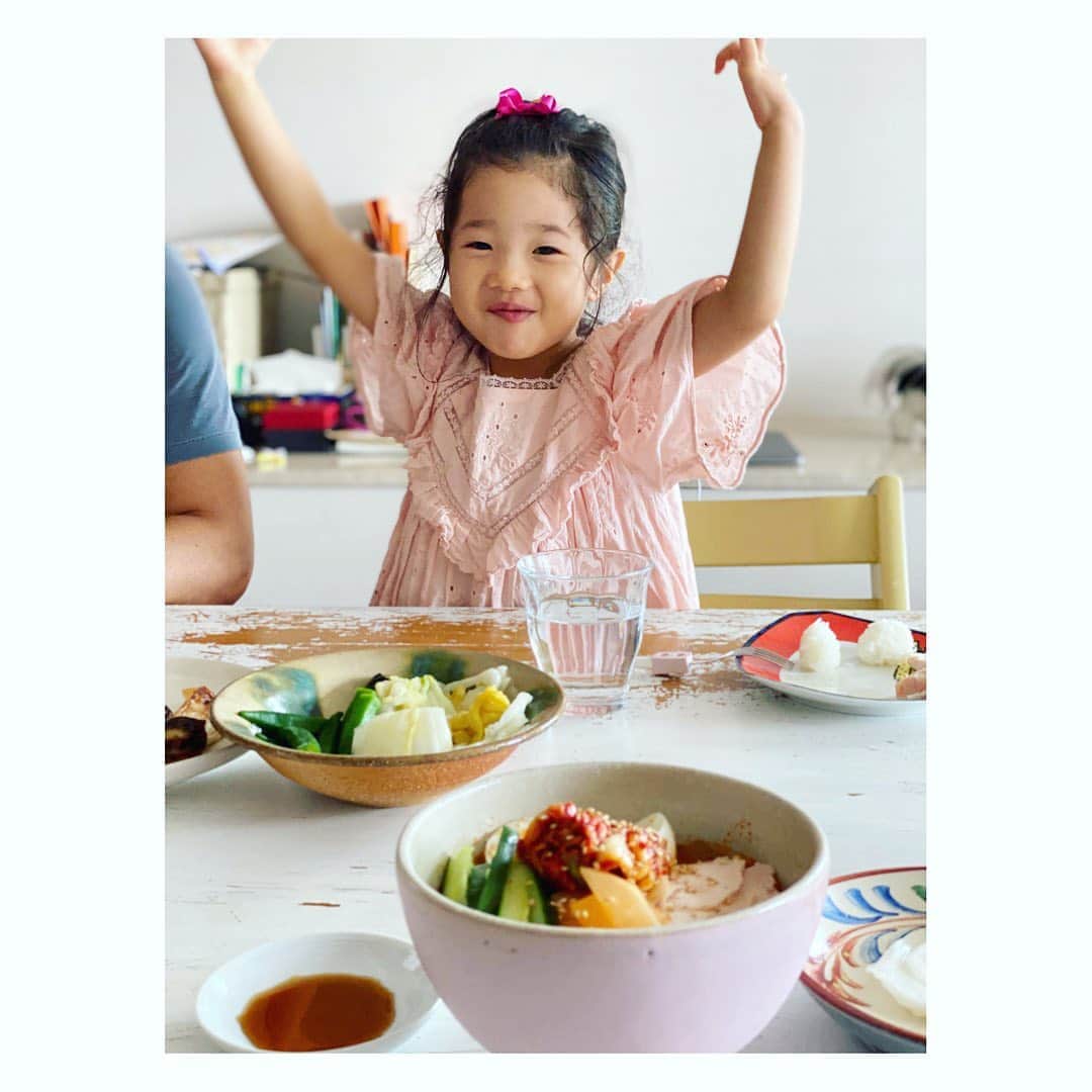 廣瀬規子のインスタグラム：「毎日暑いけど、 お嬢は元気だよ〜💪✨ ・ しかし、娘の元気とは裏腹で、 最近、片頭痛が続いていて、、 昨日もちょっとキツかった。 ・ 朝ごはん作って、ちょっと横になってたら、主人が美味しいランチを作ってくれてた😊 ・ で、6,7月の低気圧、、 今年は本当にキツイと言われている人が周りでも多く、わたしも、目眩や片頭痛などが続いてしまって、、、 流石に心配だったので、頭痛外来を受診しました。で、念のため、血液検査とMRIを撮りました。 （先日MRIの事を少しストーリーに載せた時、 定期検診かそうでないのかと言うご質問がありましたが、そんな訳で今回は定期検診ではありません） 結果から言うと、死につながるような異常は今のところ特に見られないとのことで、少し安堵いたしました。（片頭痛もちであることの診断は受けましたが、、） ・ しかし、思えば10代の頃から片頭痛はキツかったのに、20代になると、 毎回吐くくらい酷かった片頭痛も2、3年、5年に一度、、 くらいになって、片頭痛専用の薬を飲むチョイスもわたしにはありませんでしたが、ここに来て片頭痛の回数がパタパタと増えたことで、頭痛外来に行って、 片頭痛の事、そして、効果的にお薬を飲むタイミングなどを教えて頂き、とても助かりました。 ・ 個人的に薬はあまり飲みたくないタイプですが、起き上がれないような痛みで、一日何も出来ないような日が度々出てきてしまうのは、幼い娘を抱える今の生活では正直困ってしまいます。 ・ 心や性格もそうですが、今の自分の状態を知ることって、やっぱりとても大切ですね。 ・ で、何が一番お伝えしたいかって、今回病院で教えてもらったのですが、『頭痛ーる』と言うアプリがありまして、、、頭痛に悩んでいる人が、いつ頭痛がおきて、どのような症状になり、どう言う薬を飲んだのか、、と言うのが書き込めるようになっていて、、 しかも、頭痛がおきそうな日を前日に教えてくれるというもので、、これは頭痛に悩んでいる方は是非ともやってみられるといいのではと✨ ・ そうすることで、低気圧型の頭痛、もしくは生理と連動した頭痛、、など、自分の頭痛のタイプを知ることができるので、、 心積りが出来るし、すぐに対応出来るから、日常生活に負担をなるべく掛けずに済むし、頭痛を意識することによって、日常のストレッチなども積極的に出来る様になるなぁと。 ・ 辛い頭痛を抱えている方に是非オススメしたいです😊 ・ あぁ、また長くなっちゃった🤭🙇‍♀️ ・ ・ #3歳9ヶ月 #女の子 #43歳8ヶ月 #何度かお肌の曲がり角を経験したおば🤭🙅‍♀️お姉さん🙆‍♀️ #頭痛 #頭痛ーる  #片頭痛 #自分を知ること」