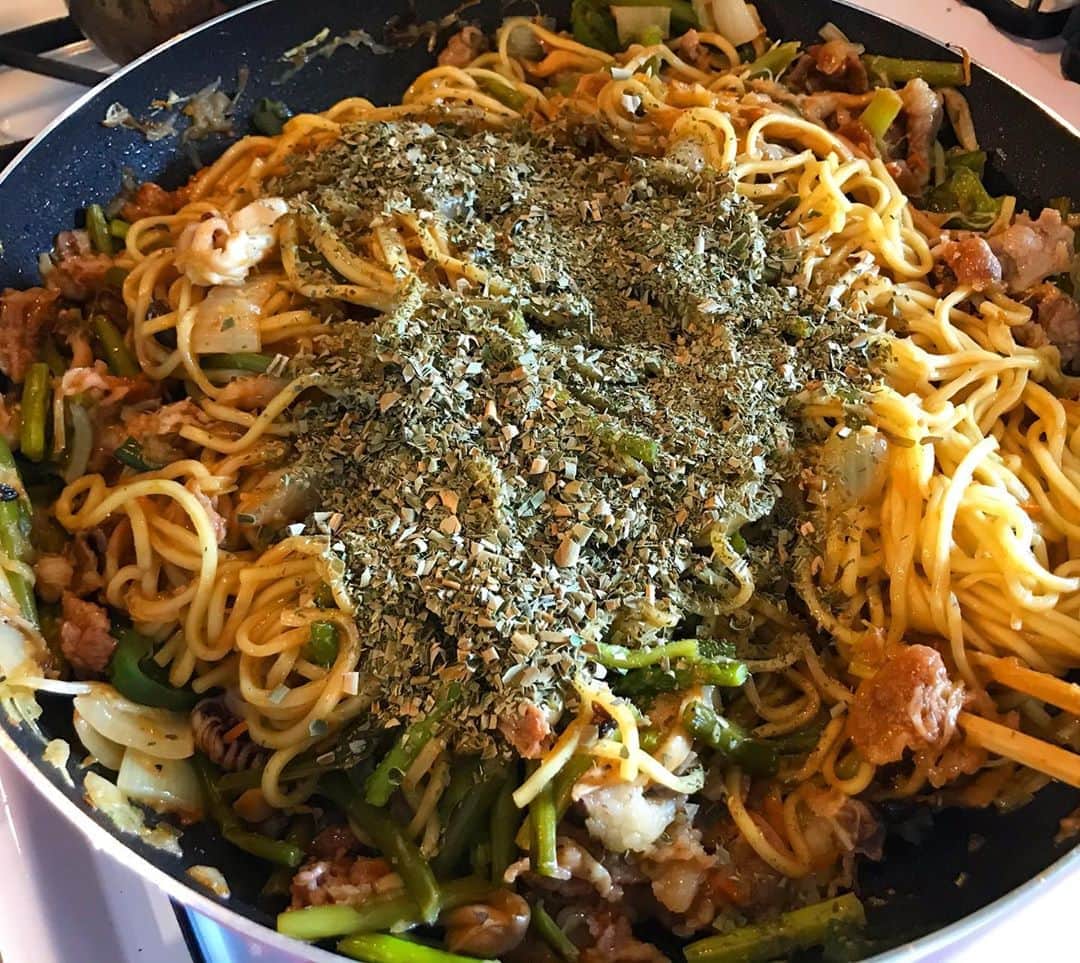MOOMINのインスタグラム：「沖縄そばの麺を使って焼きそば作りました。 仕上げに月桃パウダーをふりかけて エキゾチック焼きそばの出来上がり♪ いただきます！  #月桃 #使い方は自由  #うまいうまい #エキゾチック焼きそば」