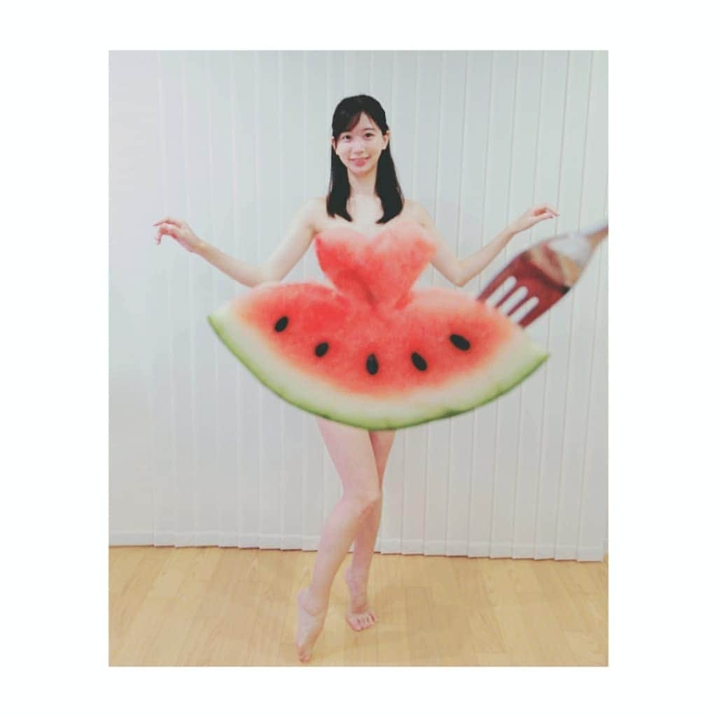 服部彩加さんのインスタグラム写真 - (服部彩加Instagram)「夏といえばスイカ🍉✨✨ ということでスイカドレス着てみたよ( *´艸｀)♥️ ポイントは柄になっている種！ 一粒一粒手作業で埋め込みました(笑  #スイカドレス　#スイカ　#夏　#summer #watermelon」8月11日 10時48分 - saika_hattori0228