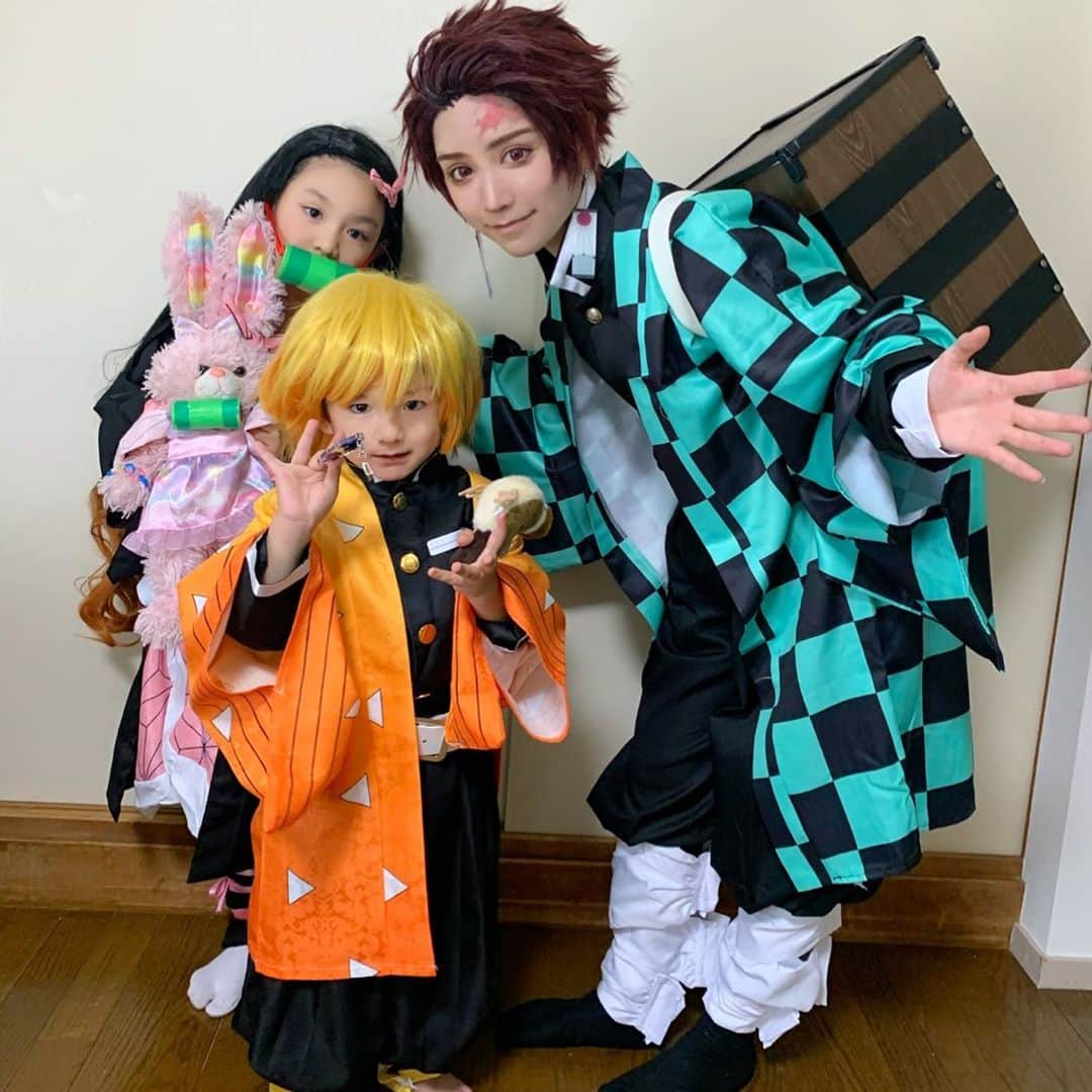 のインスタグラム：「近所の優しいお姉さんが まさかのコスプレイヤーだったので ワクワクで鬼滅合わせしました❣️笑 超楽しかったしお姉さんの炭治郎メチャクチャ完成度高くてカッコ良かった…⚔✨ 禰豆子と善逸になれてノリノリのはみたろはだんだん暑さで脱ぎたがり一瞬の撮影だったけど笑、 とても楽しい夏休みの1ページになりました🌻👹✨ ありがとうおめめお姉さん🙏💓✨ #鬼滅の刃　#コスプレ #鬼滅の刃コスプレ」