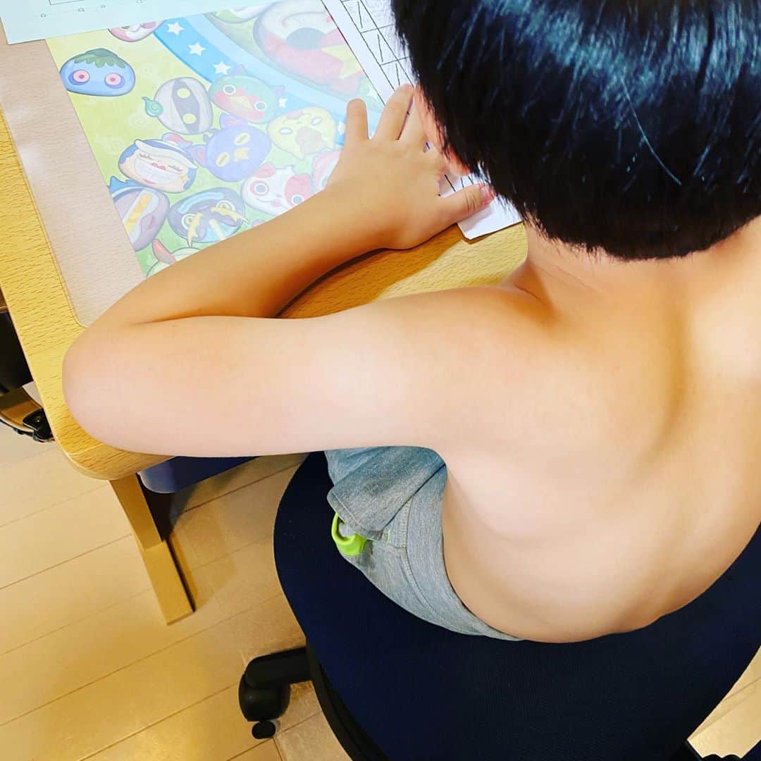のインスタグラム：「昨日一日かけて、息子の夏休みの宿題を終わらせました。良かった。ホッ❤️ ... 本人いわく裸になると捗るそうです💦ってそんな大した量ではないんですけどね😁 #海保知里 #小学一年生 #年子育児」