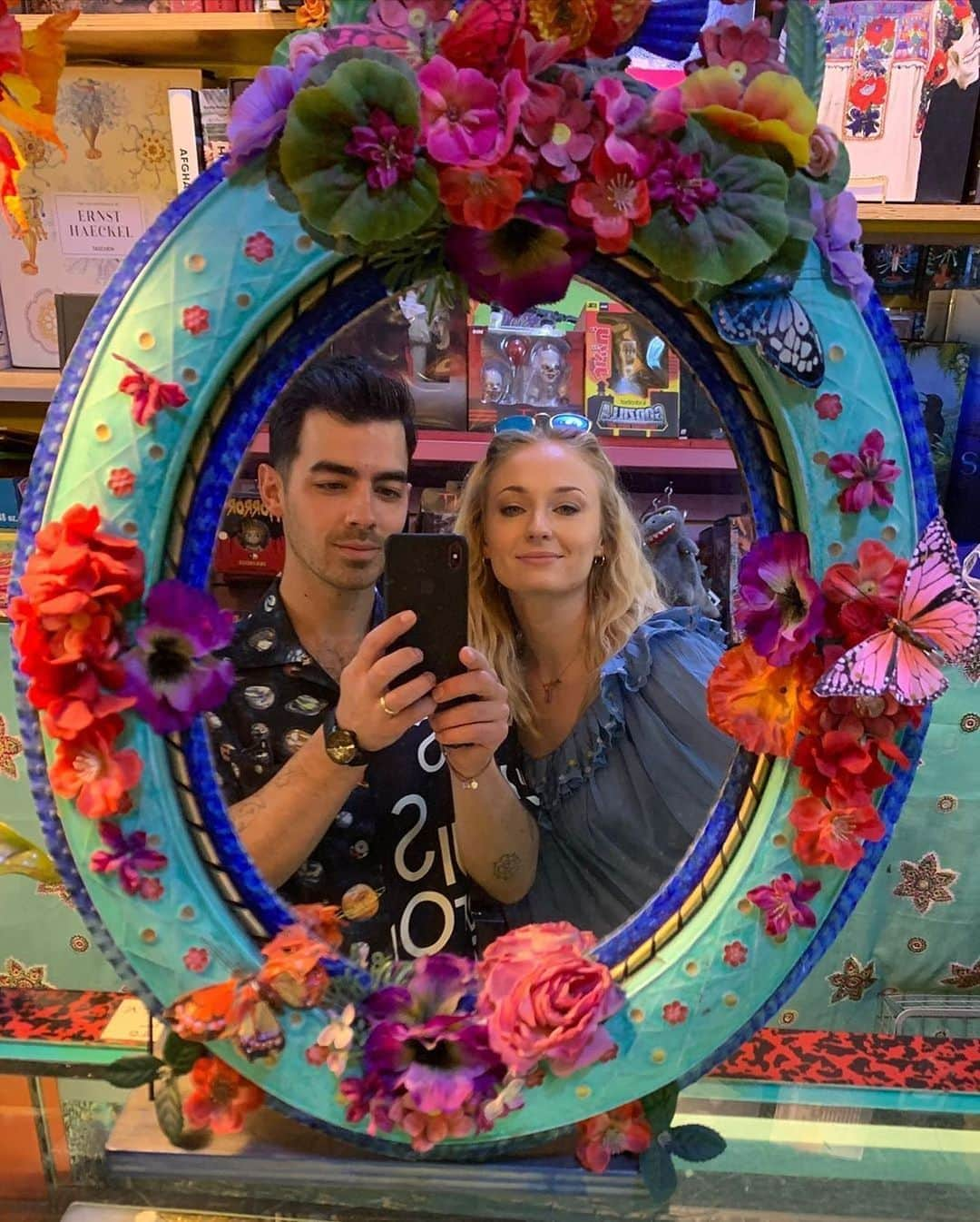 People Magazineさんのインスタグラム写真 - (People MagazineInstagram)「Mom and dad! 💕 Weeks after welcoming their daughter Willa, Joe Jonas and Sophie Turner shared a glimpse of their life at home with fans. Tap the link in bio for the snap and some updates on the new parents.  #Regram @joejonas」8月11日 10時58分 - people