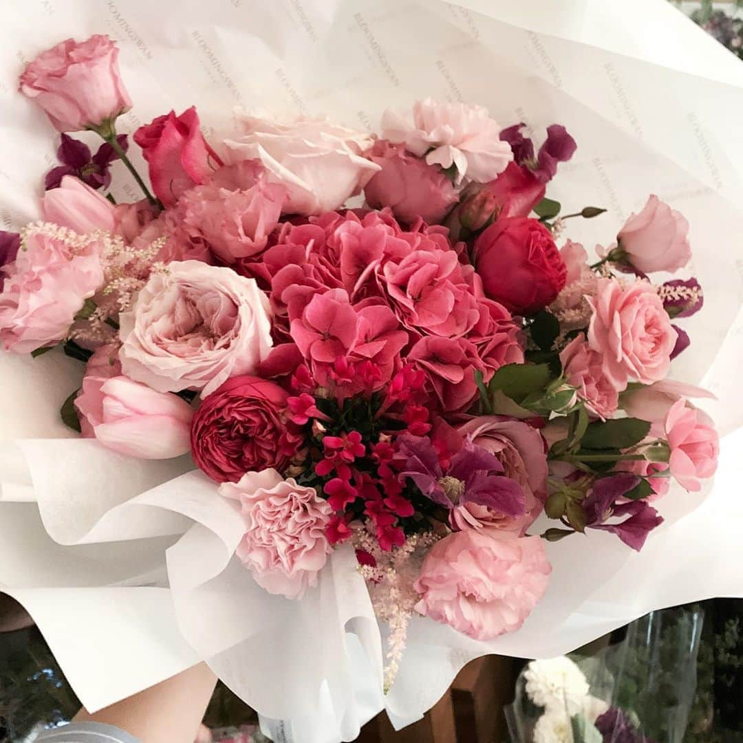 Florist.janeさんのインスタグラム写真 - (Florist.janeInstagram)「#블스꽃다발 💕  . . . . . . .  👆🏻블스 주문건 경우 배송료는 모두 별도 입니다. . ✌🏻배송 시간은 매번 달라지는 교통 상황에 따라 정각에 맞출  수 없으며 대략적인 시간대에 배송해드립니다.(ex 1시-2시)  👌🏻상품 문의시 원하시는 작품 캡쳐후 문의주시면 빠르게 답변도와드리겠습니다💕  🤟🏻매번 달라지는 꽃 시장 상황에따라 샘플 사진과 100% 동일하게 제작은 어렵습니다. 최대한 비슷하게 또는 사진 보다 더욱 예쁘게 제작해드리니 전적으로 플로리스트 의견을 믿어주세요 🙏🏻  .  . . . #블루밍스완 #꽃스타그램 #꽃집 #학동역꽃집 #논현동꽃집 #강남꽃집 #flowers #florist #꽃배달 #강남꽃배달 #여자친구선물#선물추천 #꽃선물 #와이프생일 #와이프선물 #프로포즈꽃다발 #프로포즈 #생일선물 #꽃다발선물 #꽃다발주문 #꽃다발 #연예인서포트 #연예인꽃다발 #종방연꽃다발 #플라워레슨 #플로리스트 #선물스타그램」8月11日 10時56分 - jane.florist