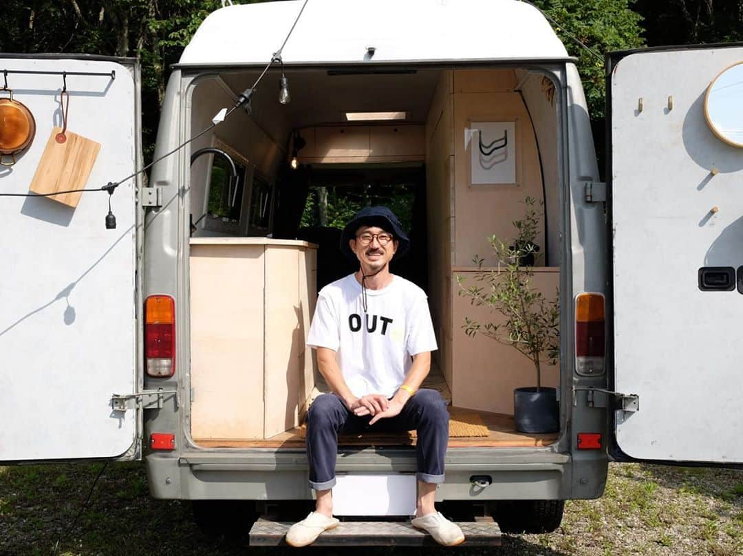 LIFULL HOME'S DIY Magのインスタグラム：「#vanlife #eventreport  ﻿ 「VANLIFE（バンライフ）」という言葉をご存知でしょうか？🚐﻿ アウトドアに馴染みのない方でも、キャンピングカーは見たことがあるという方も多いかと思いますが﻿ 実は今、バン（車）を暮らしに取り入れたライフスタイルが欧米をはじめ世界で大きな広がりを見せています。﻿ ﻿ 新型コロナウイルス感染症の影響により、住まいや働き方への価値観が変わりつつある昨今。﻿ 時間や場所を問わずに働ける仕事をしながら、全国各地にある #車中泊 スポットで寝泊まりするバンライフスタイルは、若い世代から中高年までじわじわと浸透しはじめています。﻿ ﻿ 今回は、LivingAnywhere Commons八ヶ岳北杜🏕にて開催されたバンライフフェスにて、新しいライフスタイルにチャレンジする人々にお話を伺ってきました。﻿ ﻿ 記事の続きはこちら﻿！ https://diy.homes.jp/topics/25981﻿ ﻿ その他の記事は LIFULL HOME'S DIY Mag から！﻿ https://diy.homes.jp/﻿ ﻿ #livinganywherecommons #バンライフ #vanlifestyle #vanlifers #vanlifediaries #vanlifeideas #vanlifejapan #vanlifeculture #vanlifecamper #ワーケーション #workation #オフグリッド #offgrid #offgridlife #diyvan #キャンプ #キャンプ場 #camping #camp #camper #campfires #camplife」