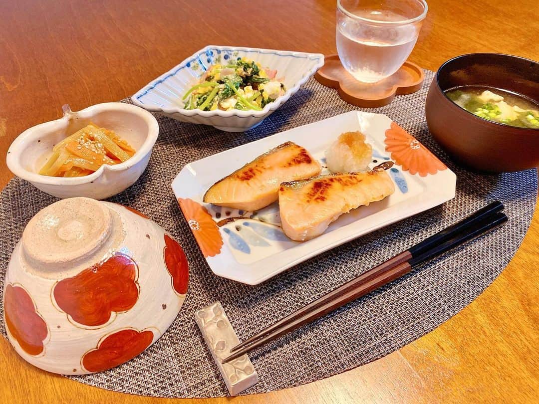 平有紀子のインスタグラム：「●鮭の粕漬け ●セロリのきんぴら ●ほうれん草とベーコンのマヨ卵炒め ●お味噌汁 . 頂きものの粕漬け美味しかった😋　 . . #晩ごはん #晩ごはん記録 #お家ごはん #焼魚 #古谷製陶所 #古谷浩一 さん #九谷青窯 #横井佳乃 さん #松本伴宏 さん #九谷焼 #信楽焼 #chilewich #ランチョンマット」